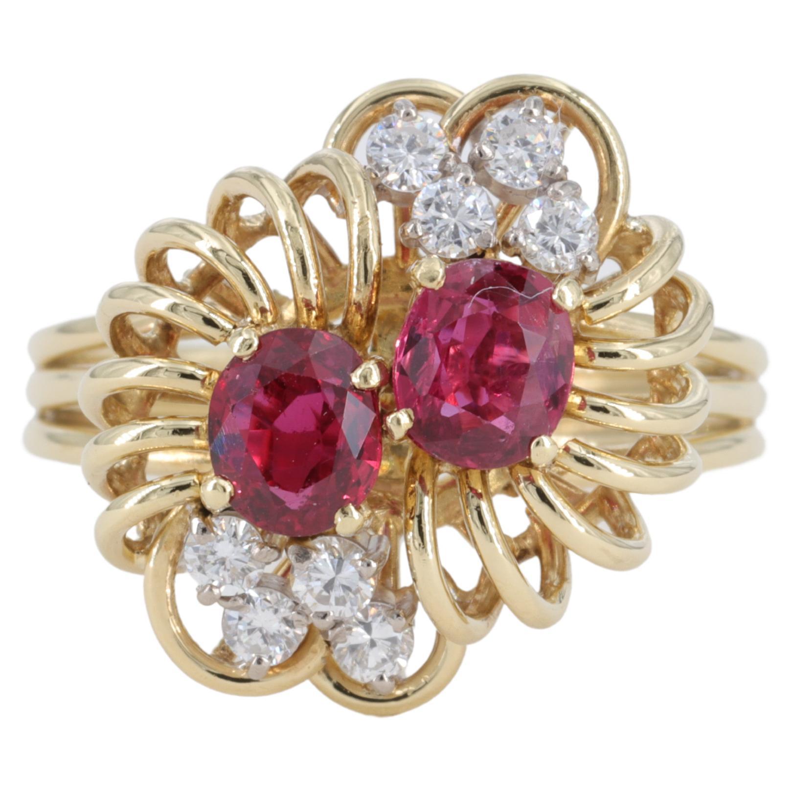 Anillo Retro de Rubí y Diamantes en Oro Amarillo de 18 Kilates