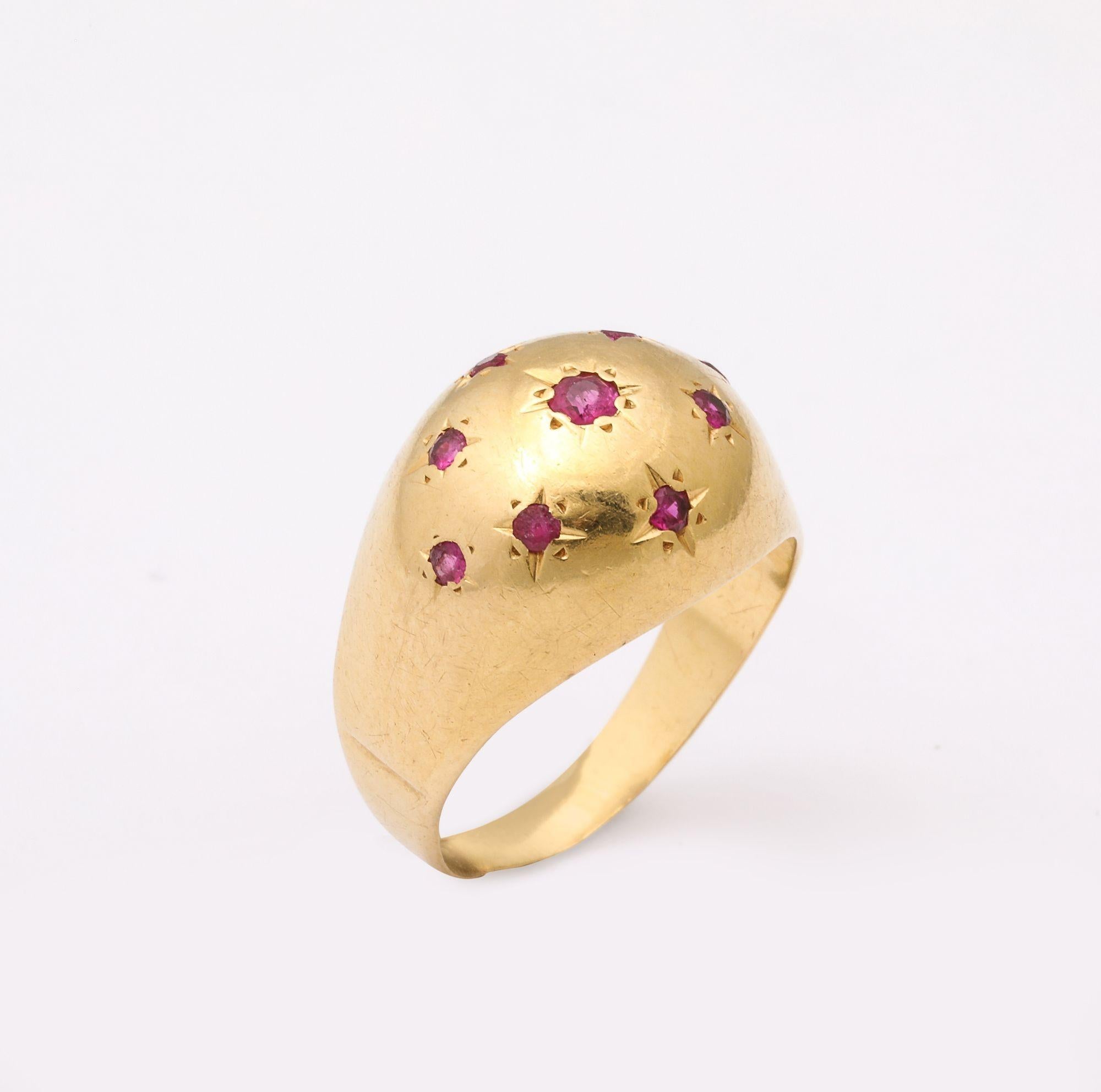 Questo anello d'oro retrò con rubini incastonati è in oro 18 carati.  e set di mani  con 9 rubini incastonati.  Ha i marchi francesi. 
Questo delizioso anello è molto portabile.