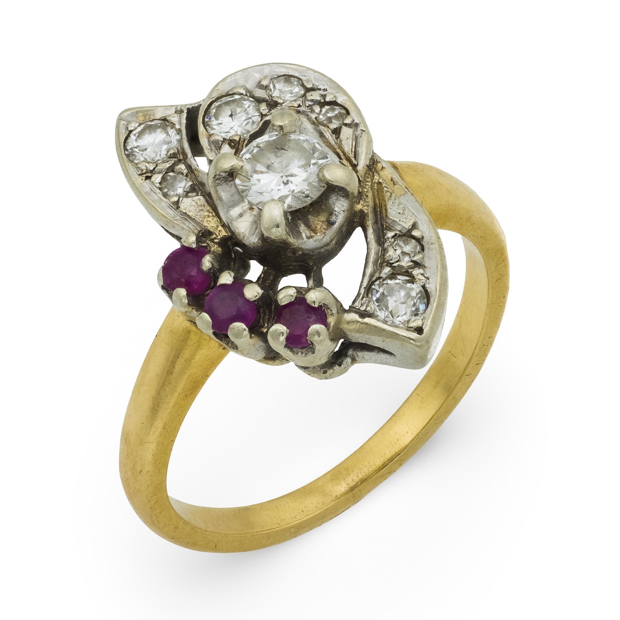 Ein charmanter Retro-Ring aus 14 Karat Gelb- und Weißgold mit 0,20 Karat lebhaften Rubinen, die von 0,40 Karat funkelnden Diamanten der Farbe I und der Reinheit SI akzentuiert werden.