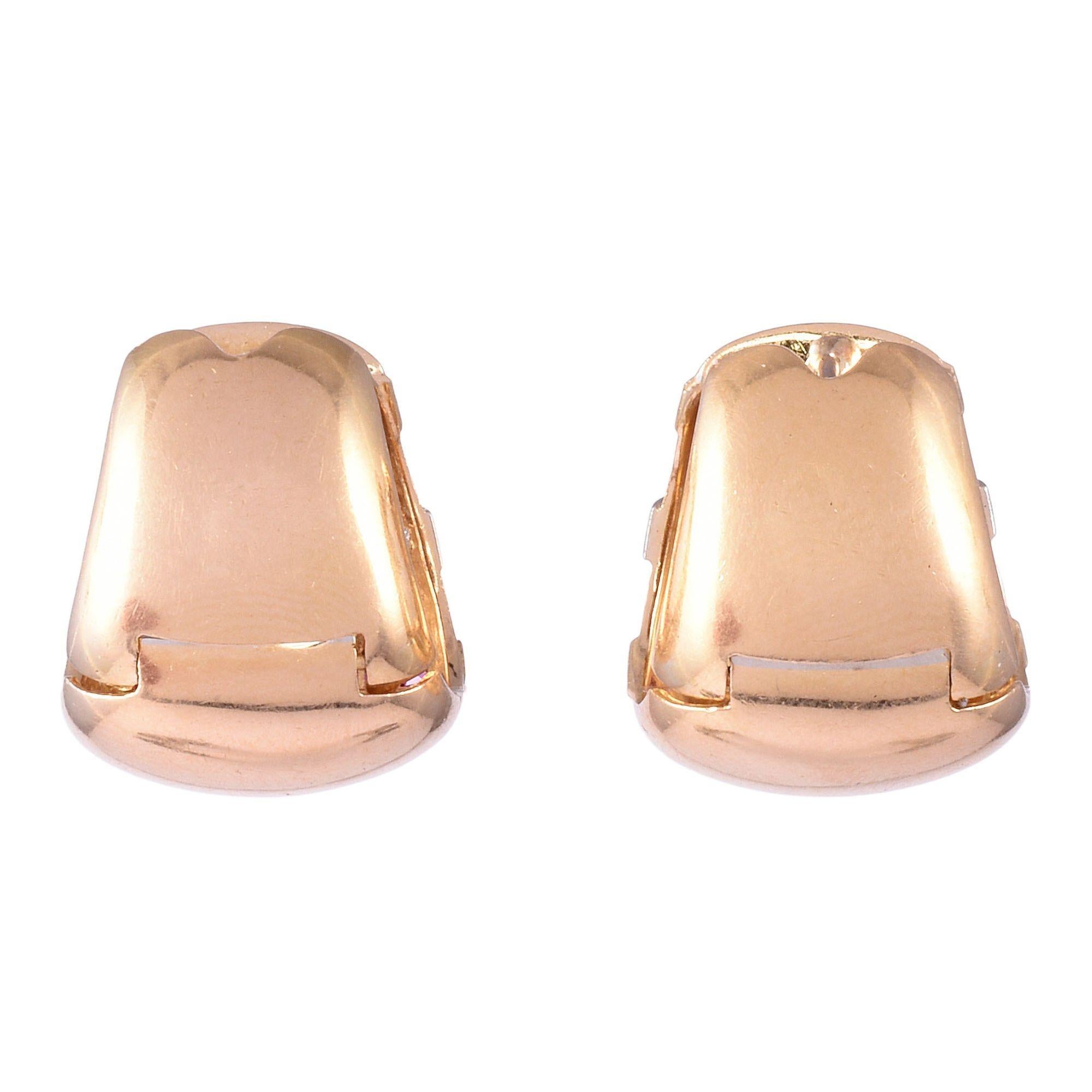 Vintage Retro Rubin & Diamant 18K Ohrringe, circa 1940. Diese Retro-Ohrringe sind aus 18 Karat Gelbgold gefertigt und mit Rubinen von 1,25 Karat Gesamtgewicht und Diamanten von 0,50 Karat Gesamtgewicht besetzt. Die Diamanten haben die Reinheit VS