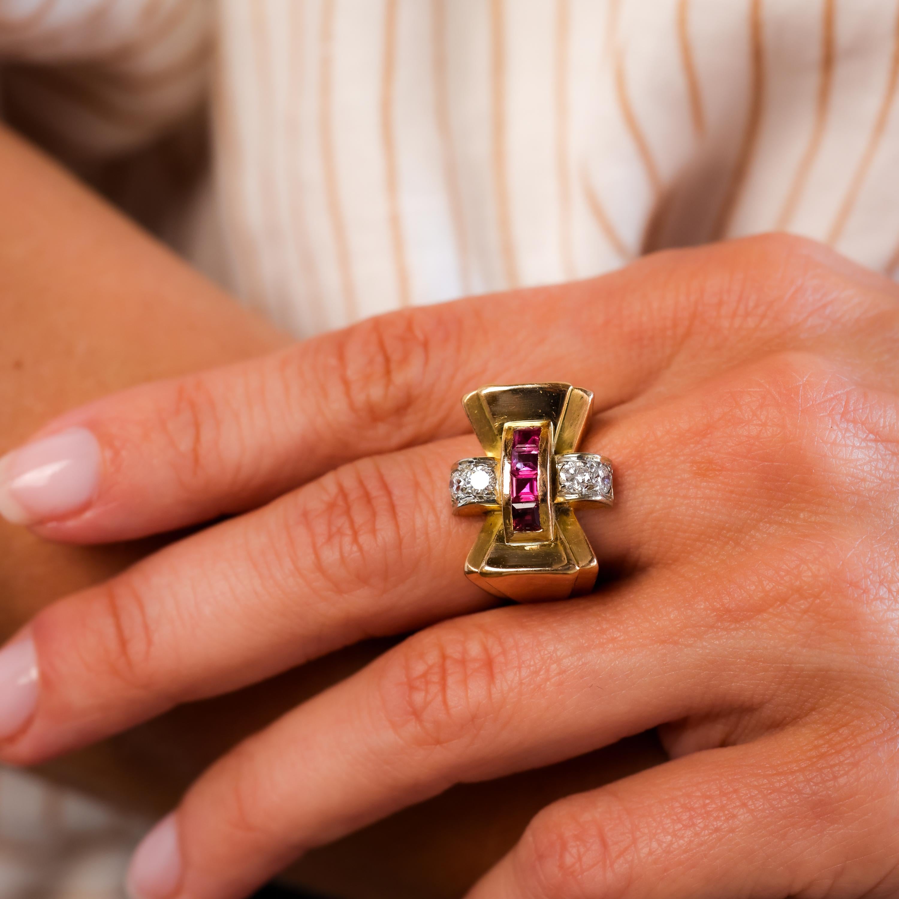 Anillo Tanque Retro Rubí Diamante Oro Amarillo 18K Corte cuadrado en venta