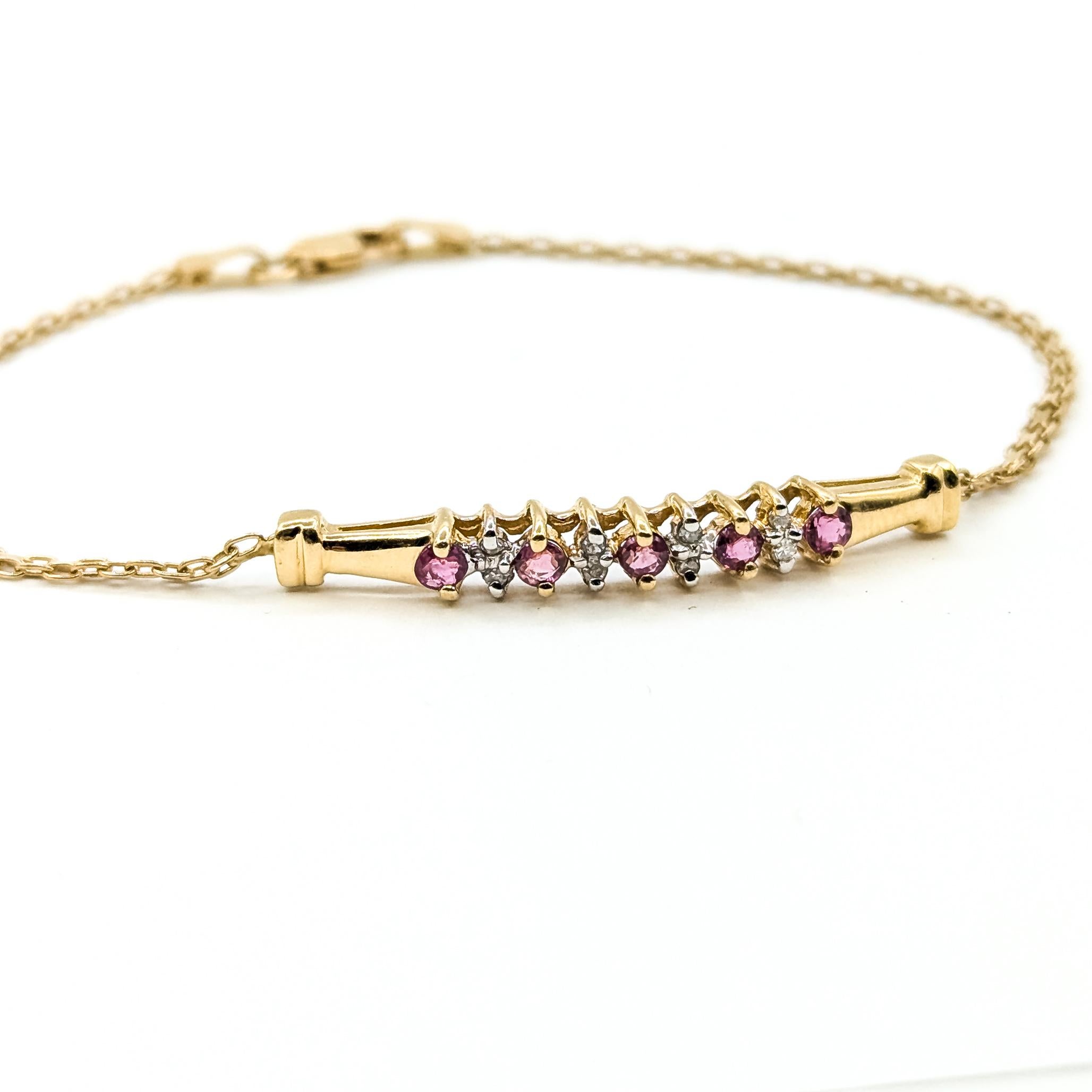Bracelet rétro en or jaune 14k avec rubis et diamants

Ce bracelet de l'époque rétro est réalisé en or jaune 14k et présente une rangée de rubis roses-rouges en serti clos totalisant 0,33 carats, accentués par des diamants ronds totalisant 0,08