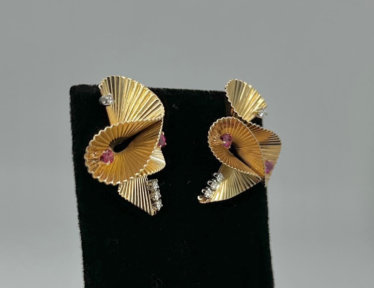 Taille ronde Boucles d'oreilles rétro en or 14 carats à motif rubis et diamants, style mi-siècle moderne en vente