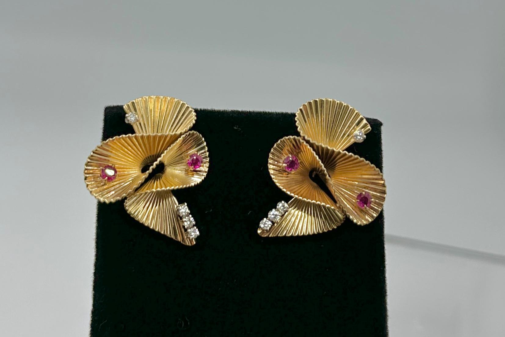 Boucles d'oreilles rétro en or 14 carats à motif rubis et diamants, style mi-siècle moderne Excellent état - En vente à New York, NY