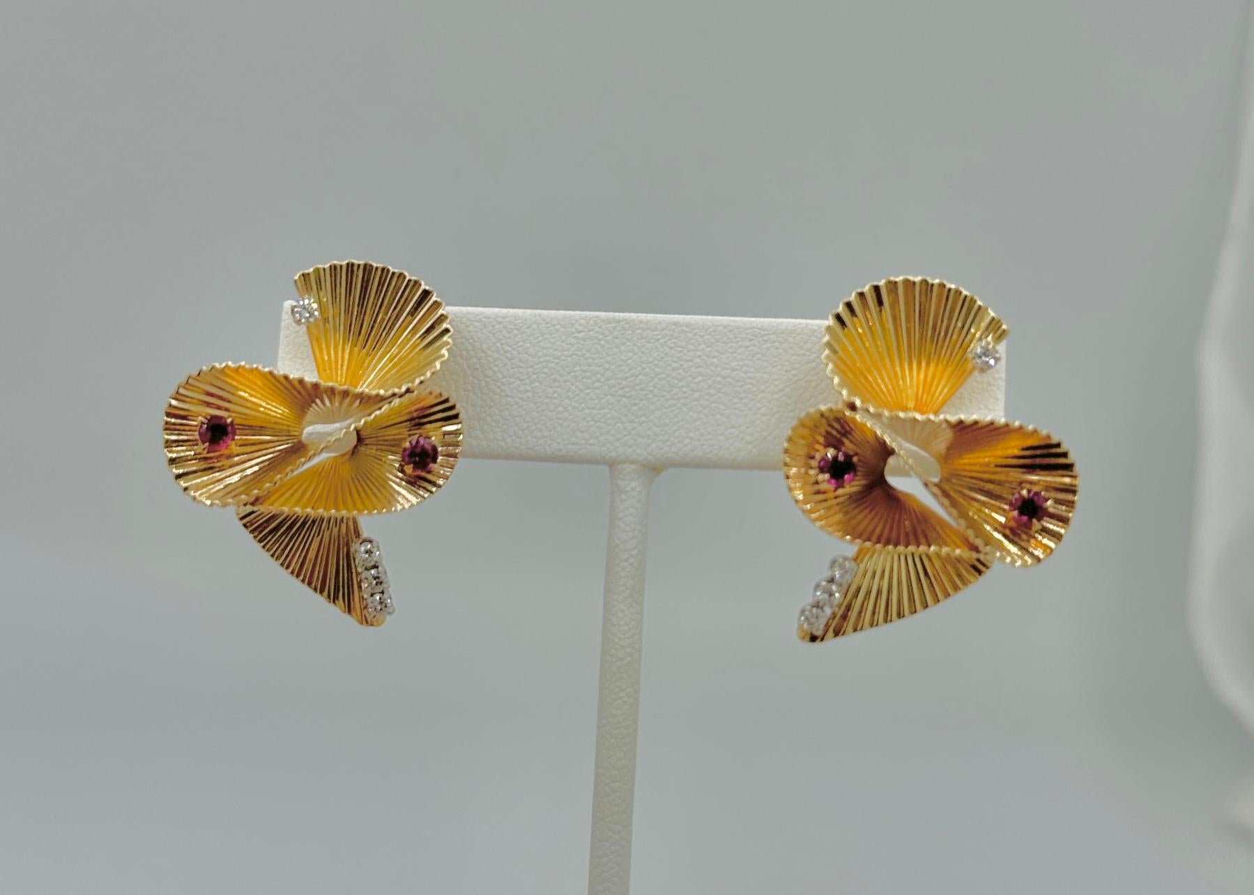 Boucles d'oreilles rétro en or 14 carats à motif rubis et diamants, style mi-siècle moderne Pour femmes en vente