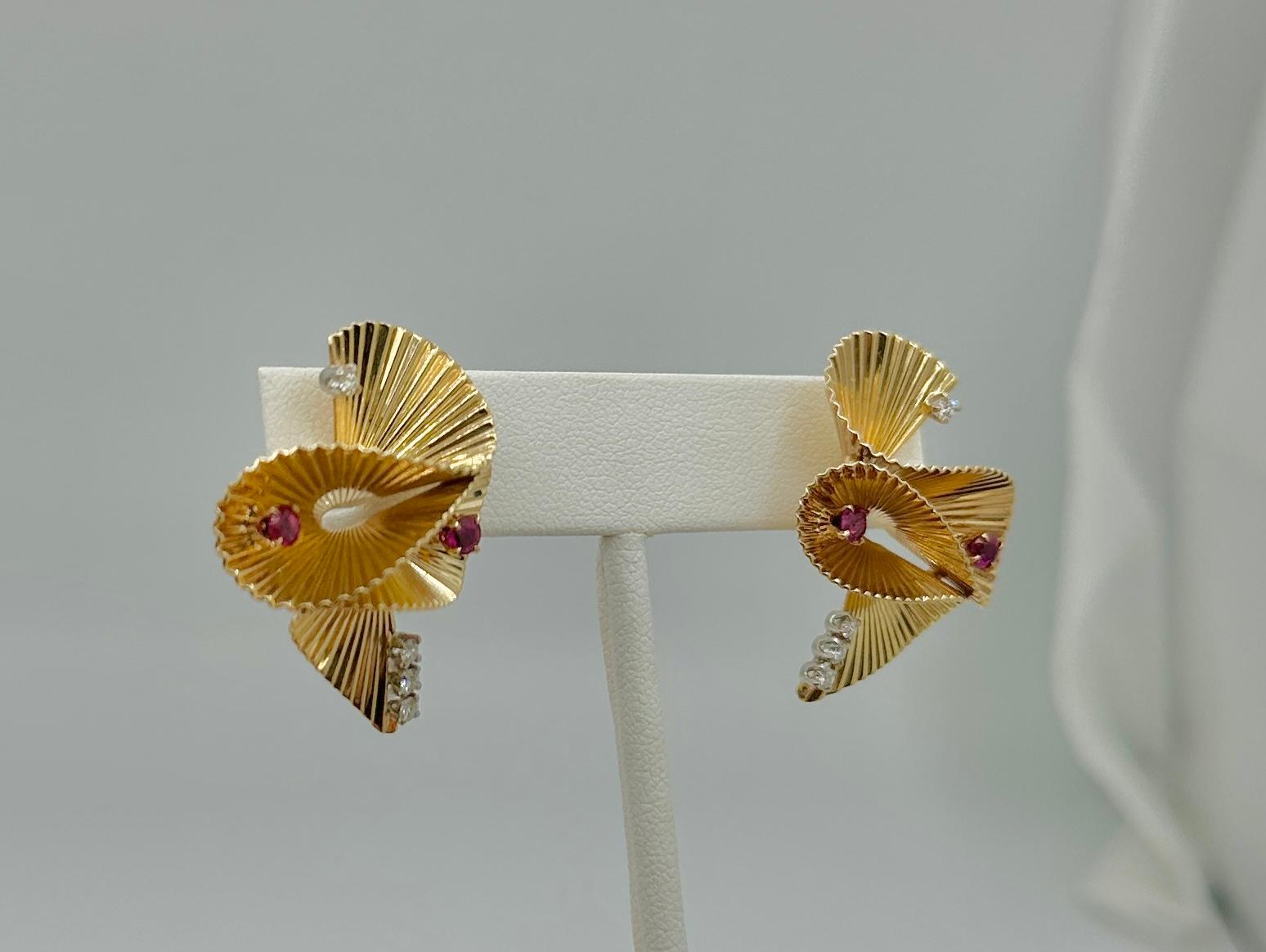 Boucles d'oreilles rétro en or 14 carats à motif rubis et diamants, style mi-siècle moderne en vente 1