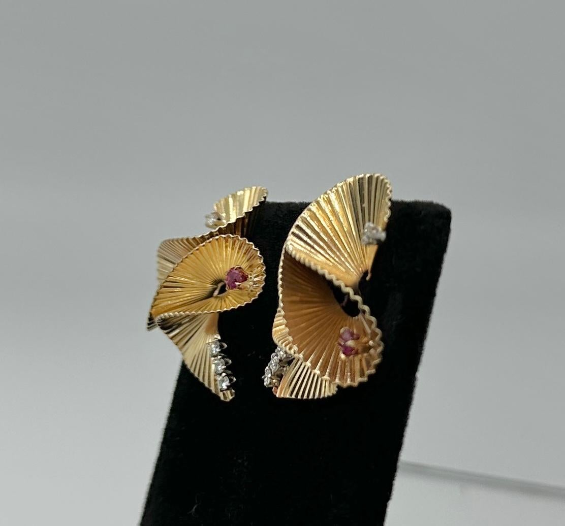 Boucles d'oreilles rétro en or 14 carats à motif rubis et diamants, style mi-siècle moderne en vente 2