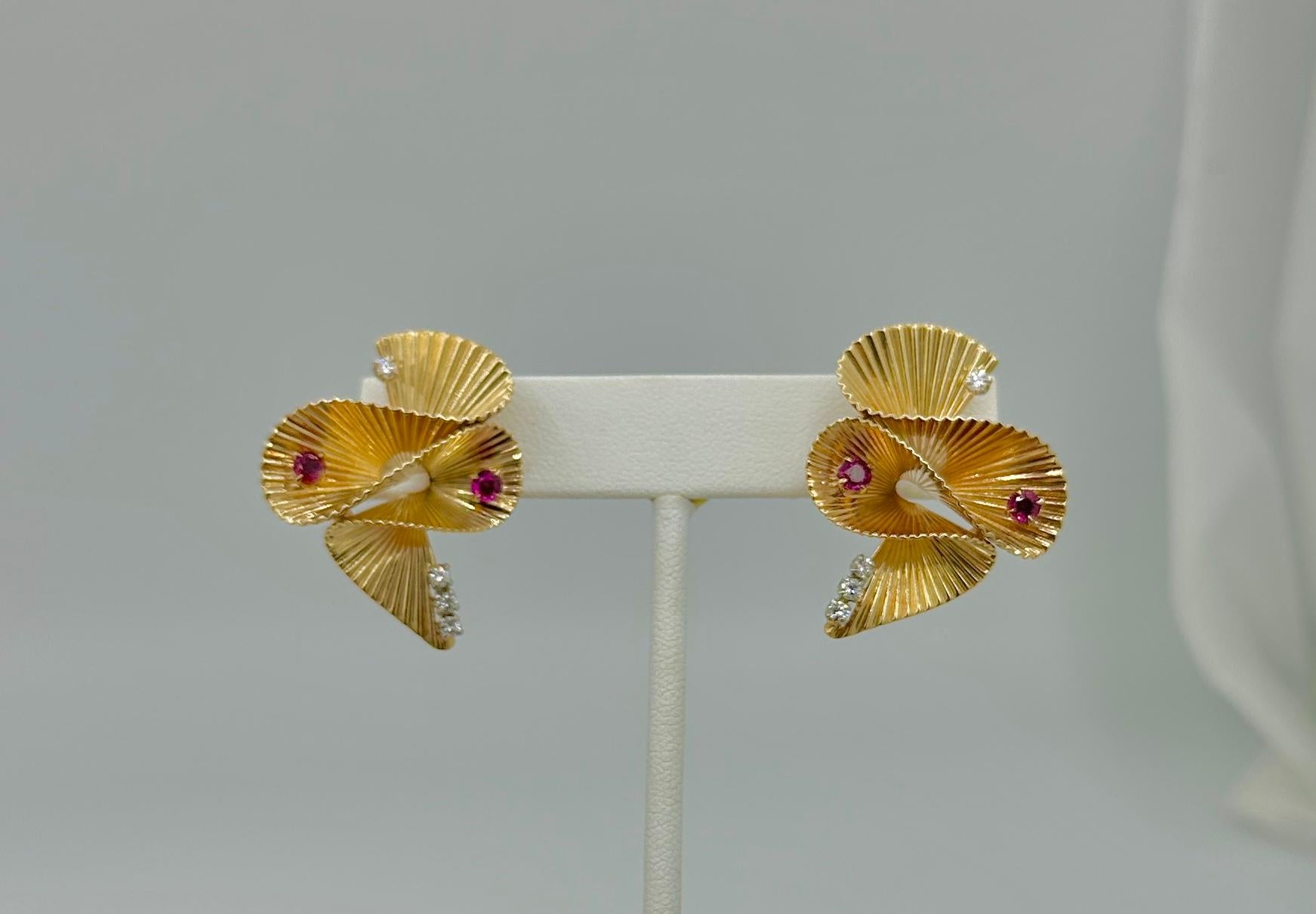 Boucles d'oreilles rétro en or 14 carats à motif rubis et diamants, style mi-siècle moderne en vente 3