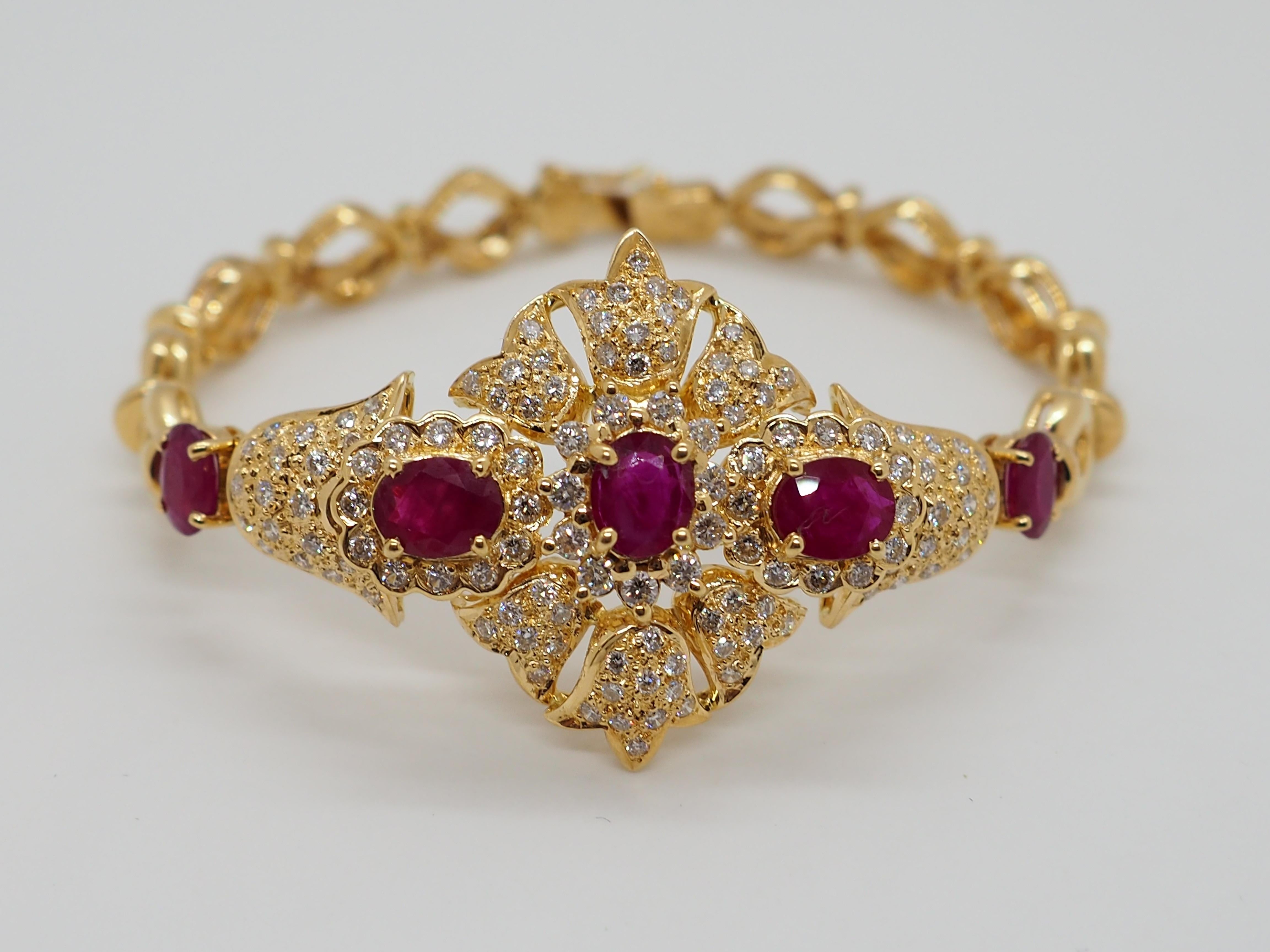 Rétro Bracelet d'oreilles rétro en or jaune 18 carats serti de diamants et rubis en vente