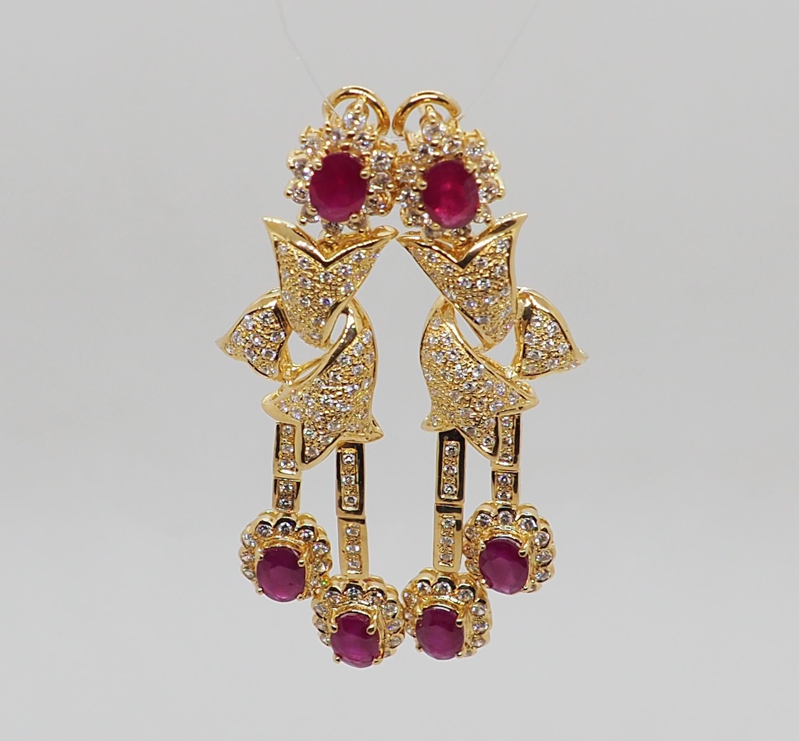 Taille brillant Bracelet d'oreilles rétro en or jaune 18 carats serti de diamants et rubis en vente
