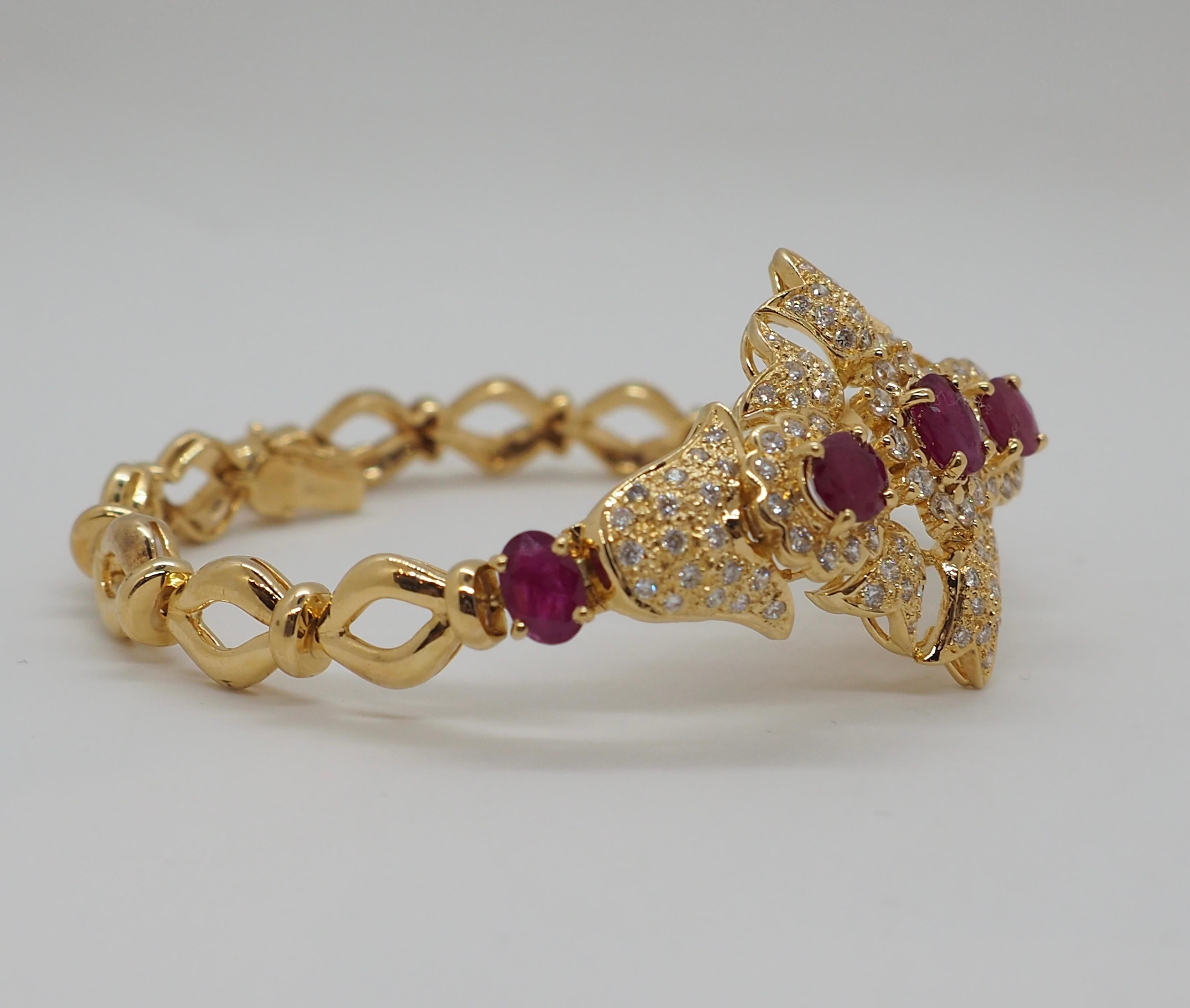 Bracelet d'oreilles rétro en or jaune 18 carats serti de diamants et rubis Excellent état - En vente à Geneva, CH