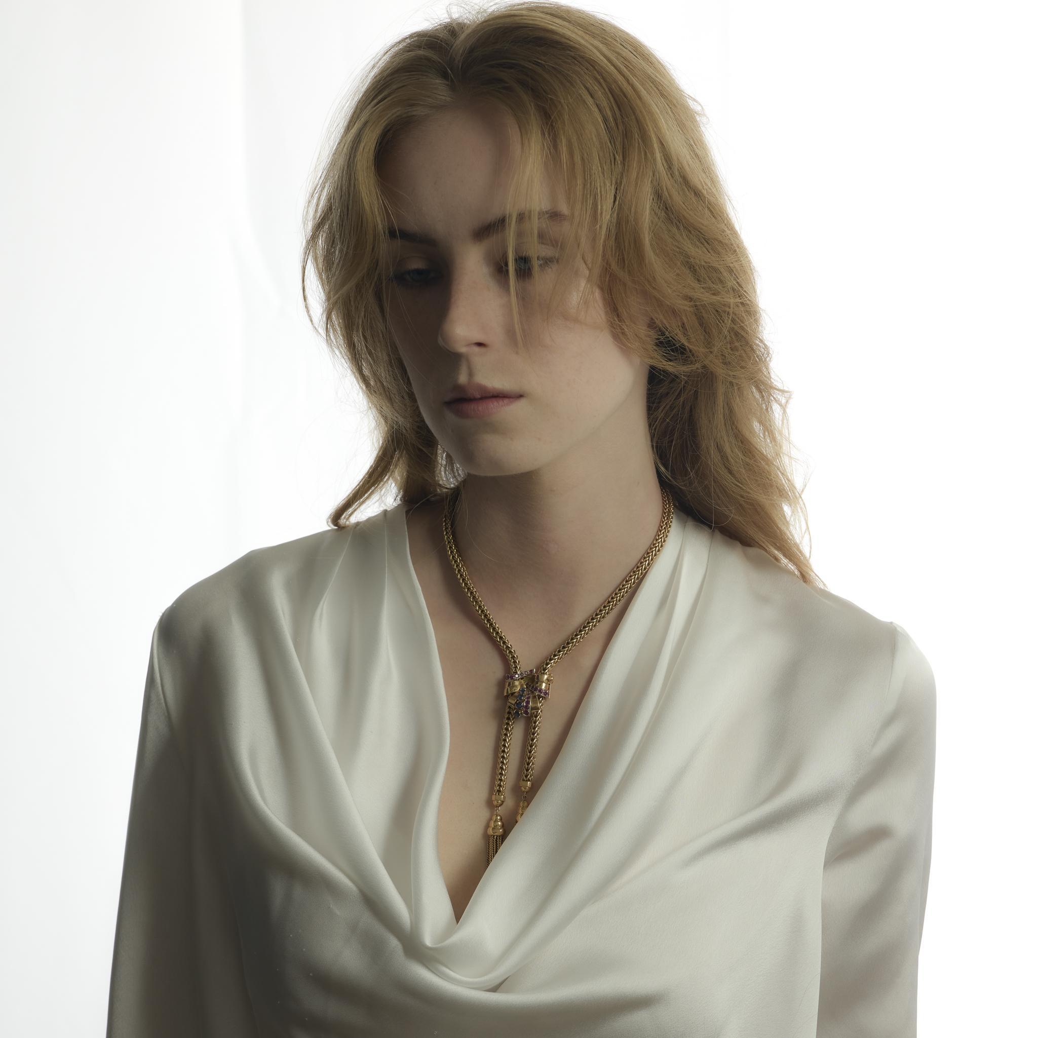 Ce collier rétro des années 1940 est réalisé en or jaune 18 carats et rehaussé de rubis et de saphirs éclatants. Avec 119,89 grammes et 24,5 pouces de long, il incarne le luxe audacieux du milieu du siècle avec une élégance intemporelle.