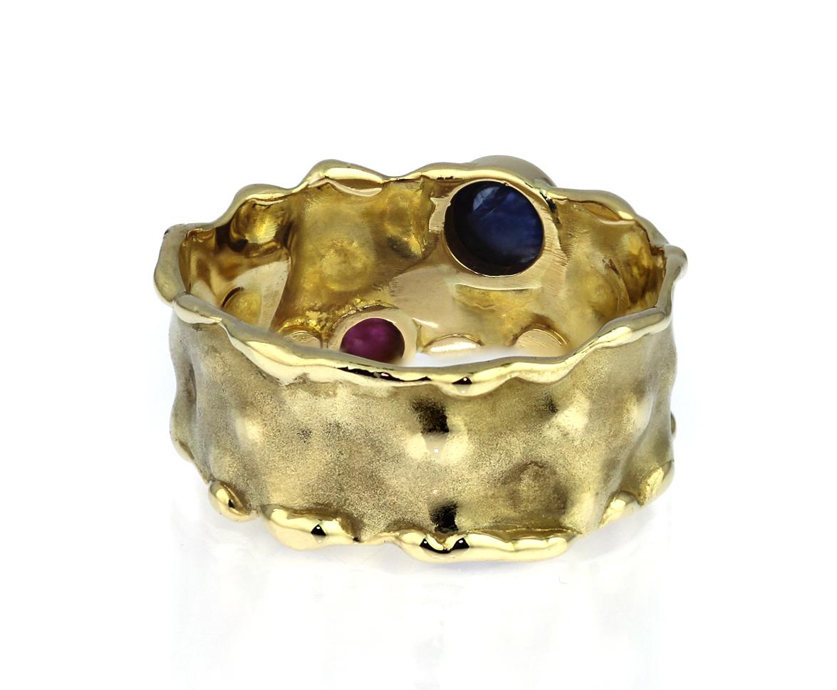 Retro, Ruby & Sapphire Band Ring in Textured 14 K Gold Mesh with Polished Edges In Excellent Condition For Sale In London, GB