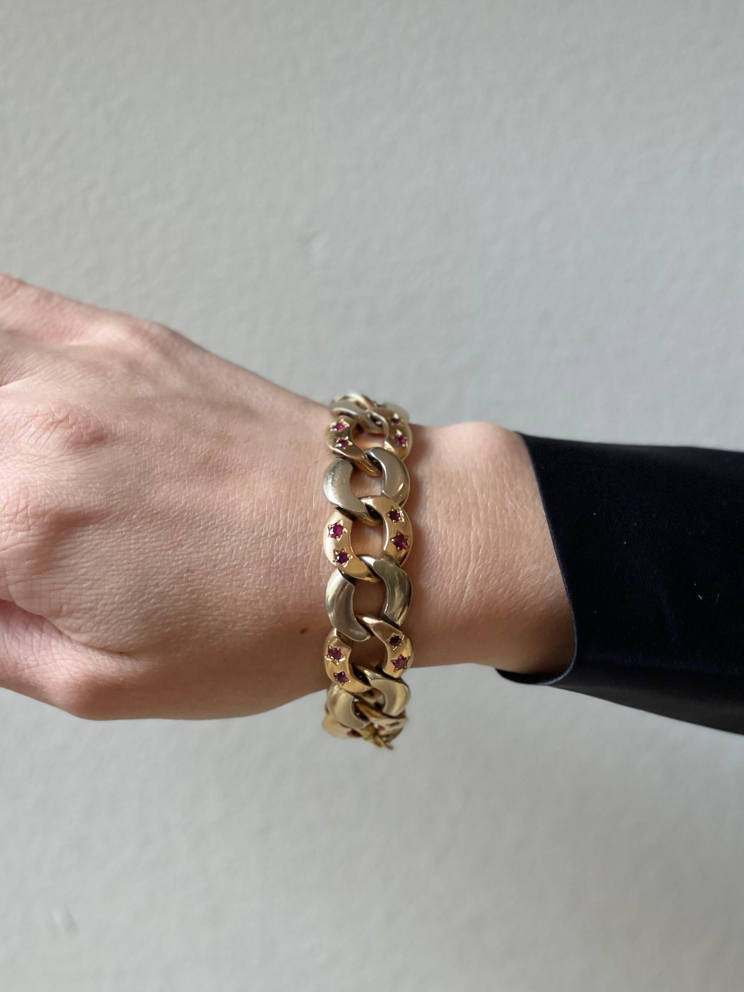 Bracelet rétro en or bicolore 18k de fabrication italienne, orné de pierres précieuses en forme de rubis. Le bracelet mesure 7,25