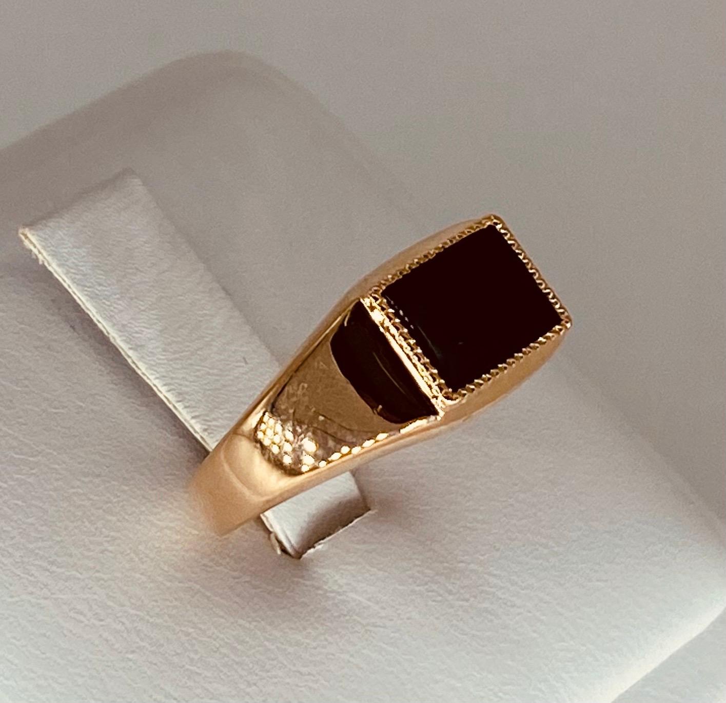 Retro Russian Gold Herren Onyx Siegelring 14k Rose Gold. Gestempelter authentischer russischer Goldring mit einem schönen Onyxstein in der Mitte. Der Ring ist eine Größe 7,5 und wiegt ca. 3,3 Gramm 585% Reinheit Gold. Dieser Ring kann nicht in der