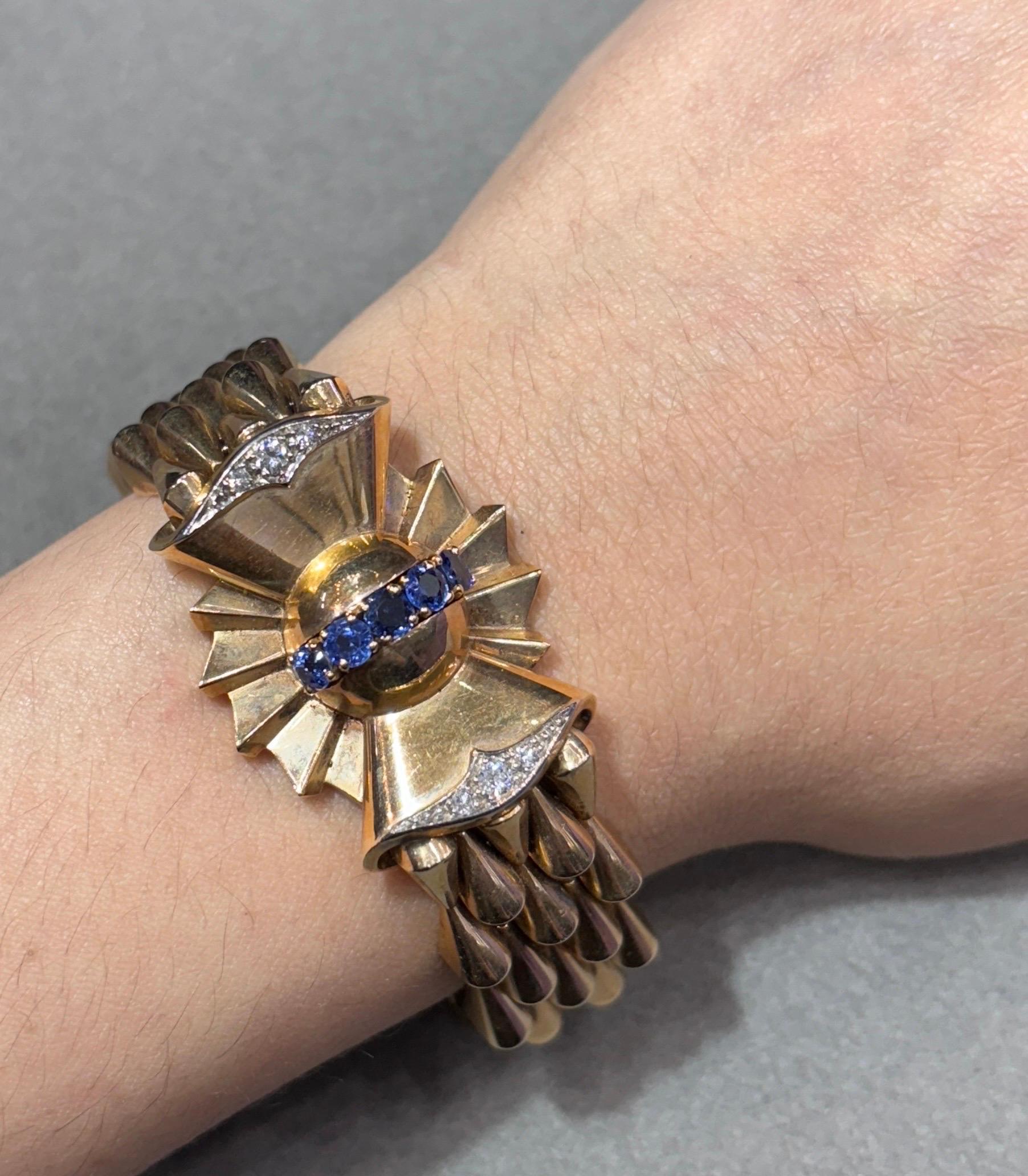 Retro Saphir- und Diamantarmband

Ein Armband aus Gelbgold mit 5 Saphiren im Rundschliff und 8 Diamanten im Rundschliff

Hergestellt um 1940

Ungefähres Gewicht des Saphirs:  .85 Karat
Ungefähres Diamantgewicht: 0,26 Karat
Ungefähre Maße: 6.80