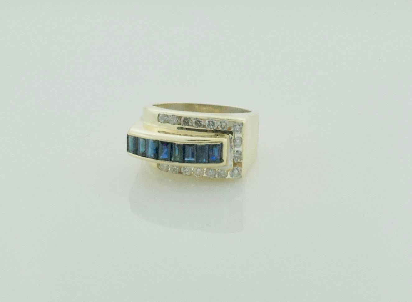 Unser Retro-Saphir- und Diamantring aus Gelbgold ist eine atemberaubende Kombination aus zeitloser Eleganz und zeitgenössischem Charme.

Dieser exquisite Ring besticht durch eine Reihe von Edelsteinen, darunter 16 runde Diamanten im Brillantschliff