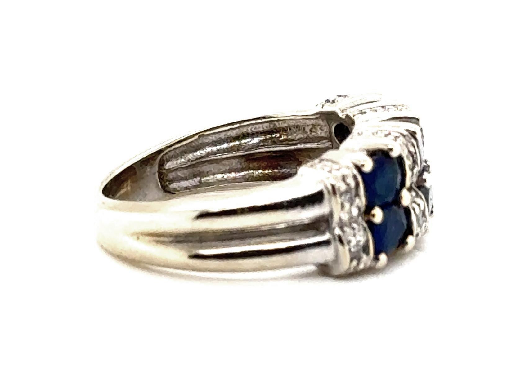 Echtes Original Retro-Antik aus den 1940er-1950er Jahren Vintage Saphir Diamant Cocktail Ring 2,66ct 14K


Mit 2,50cttw blauen Saphiren im Brillant-Natur-Oval-Schliff 

Saubere und klare natürlich abgebaute Diamanten

100% natürliche Saphire &