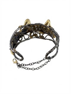 Bracelet rigide rare de 18 carats, style rétro, orné d'un gecko sculpté et de diamants et saphirs