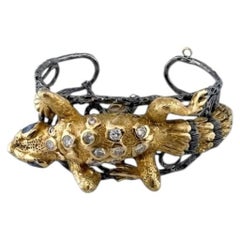 Bracelet rigide rare de 18 carats, style rétro, orné d'un gecko sculpté et de diamants et saphirs