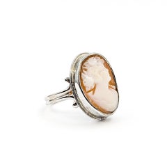 Retro Shell Cameo Ring in 14k Yellow Gold