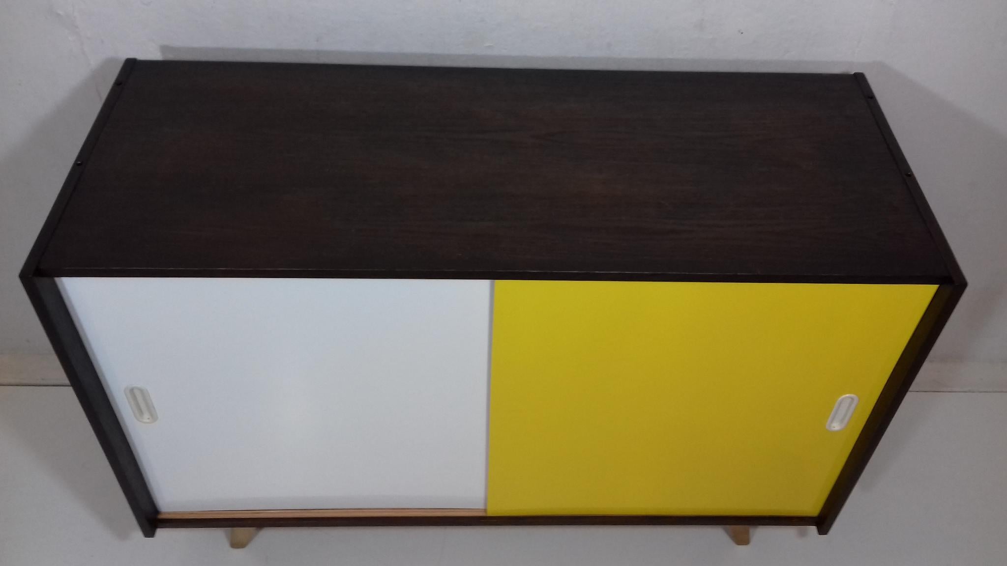 Retro-Sideboard, entworfen von Ji Jiroutek, 1960er Jahre (Moderne der Mitte des Jahrhunderts) im Angebot