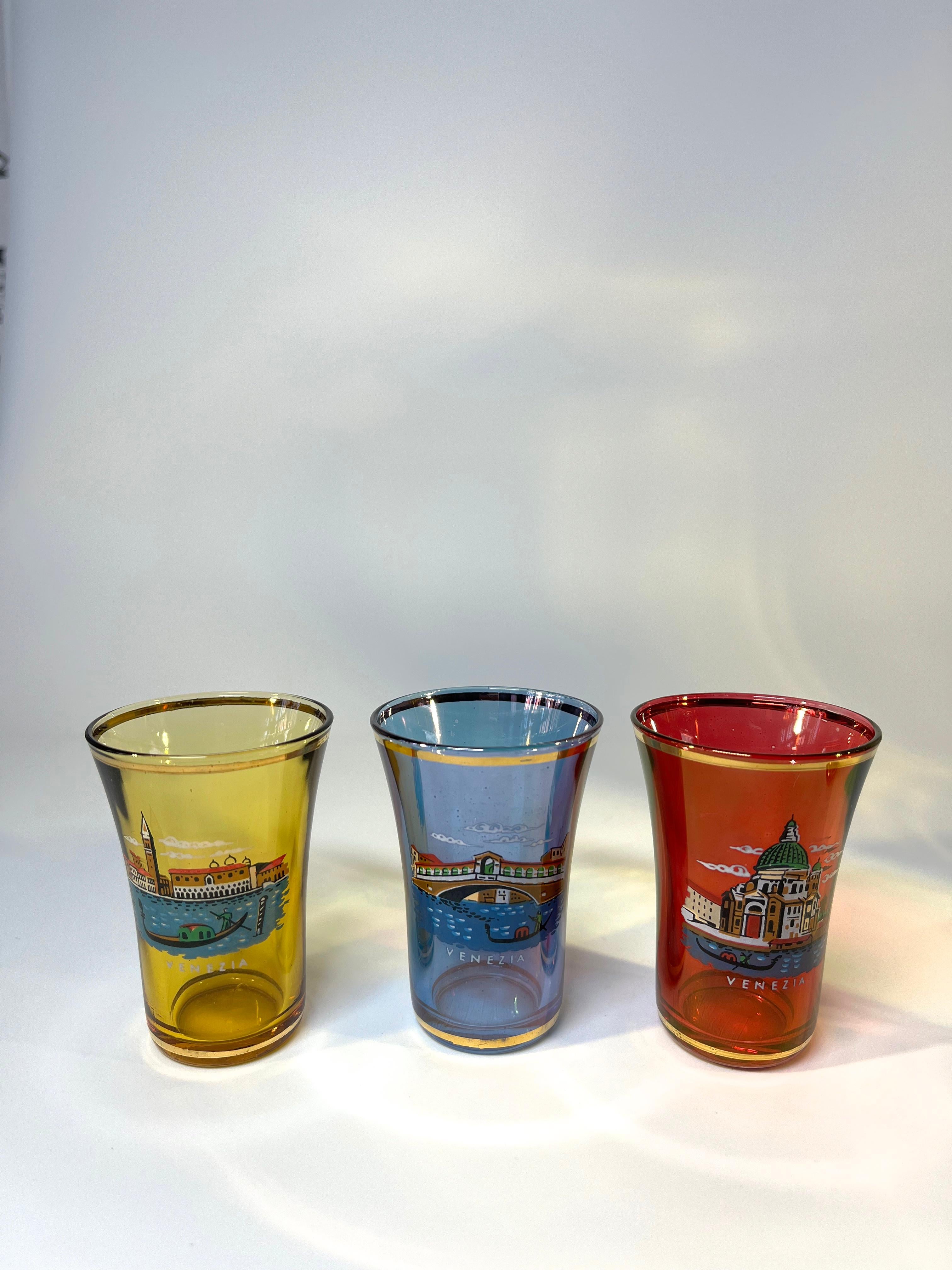 Retro-Sightseeing Souvenir von Venedig, Glaskaraffe und sechs Spirituosengläser, 1970er Jahre (Emailliert) im Angebot