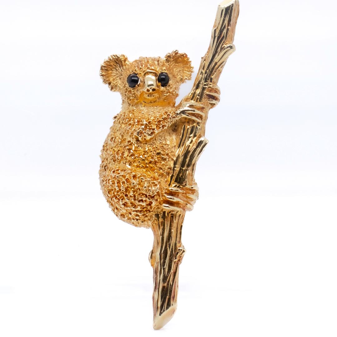 A fine signed figural brooch.

In 18 karat.

By Cellino.

Depicting a figural koala bear set with stippled fur set with black onyx eyes on a high polish eucalyptus branch.

Marked for Cellino and 18k to the reverse.

Simply a wonderful depiction of