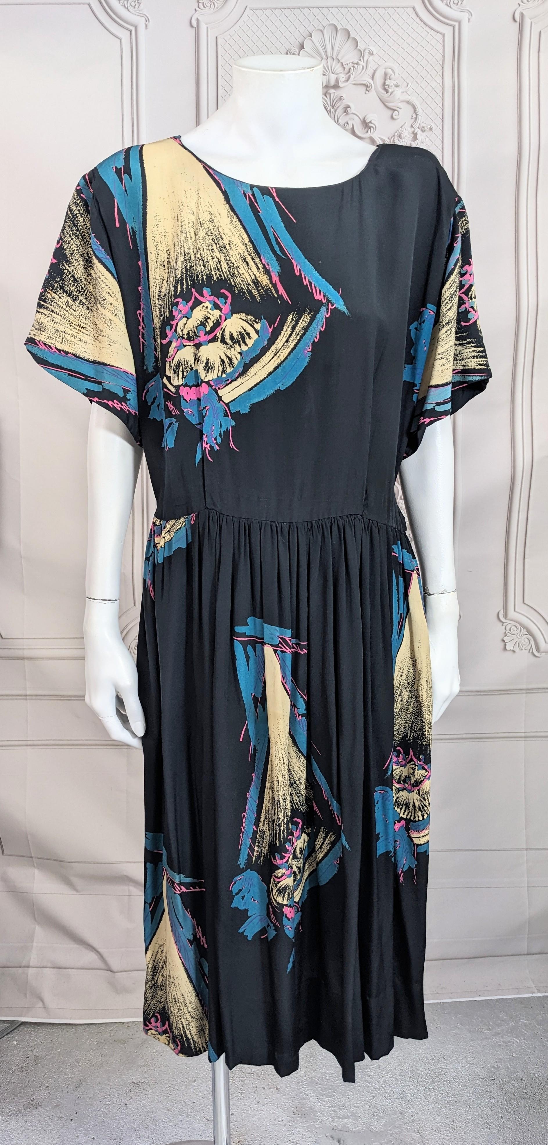 Charmantes Retro-Krepp-Seidenkleid mit surrealistischem Ballerina-Druck, erhältlich bei Lord &Taylor.  Der Druck zeigt eine Ballerina auf einer Bühne mit Publikum im Vordergrund. Label: Lord&Taylor. 1940er Jahre USA. Seitlicher Reißverschluss, Passt