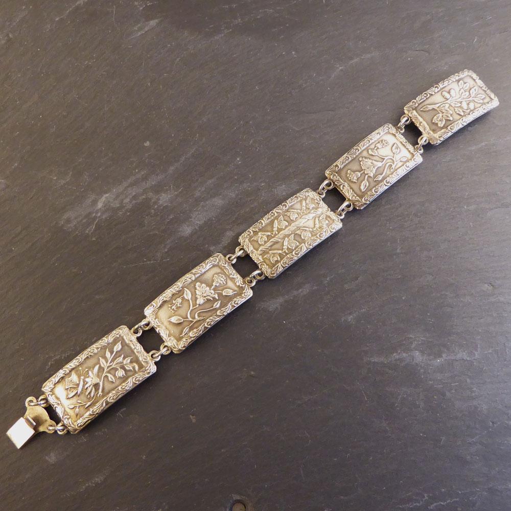 This wonderful Retro Silver Panel Bracelet features a bold floral engraving. Crafted in 1945, it will make a great addition to your vintage collection!

Condition: Very Good, slightest signs of wear due to age and use
Defects: None
Date / Period: