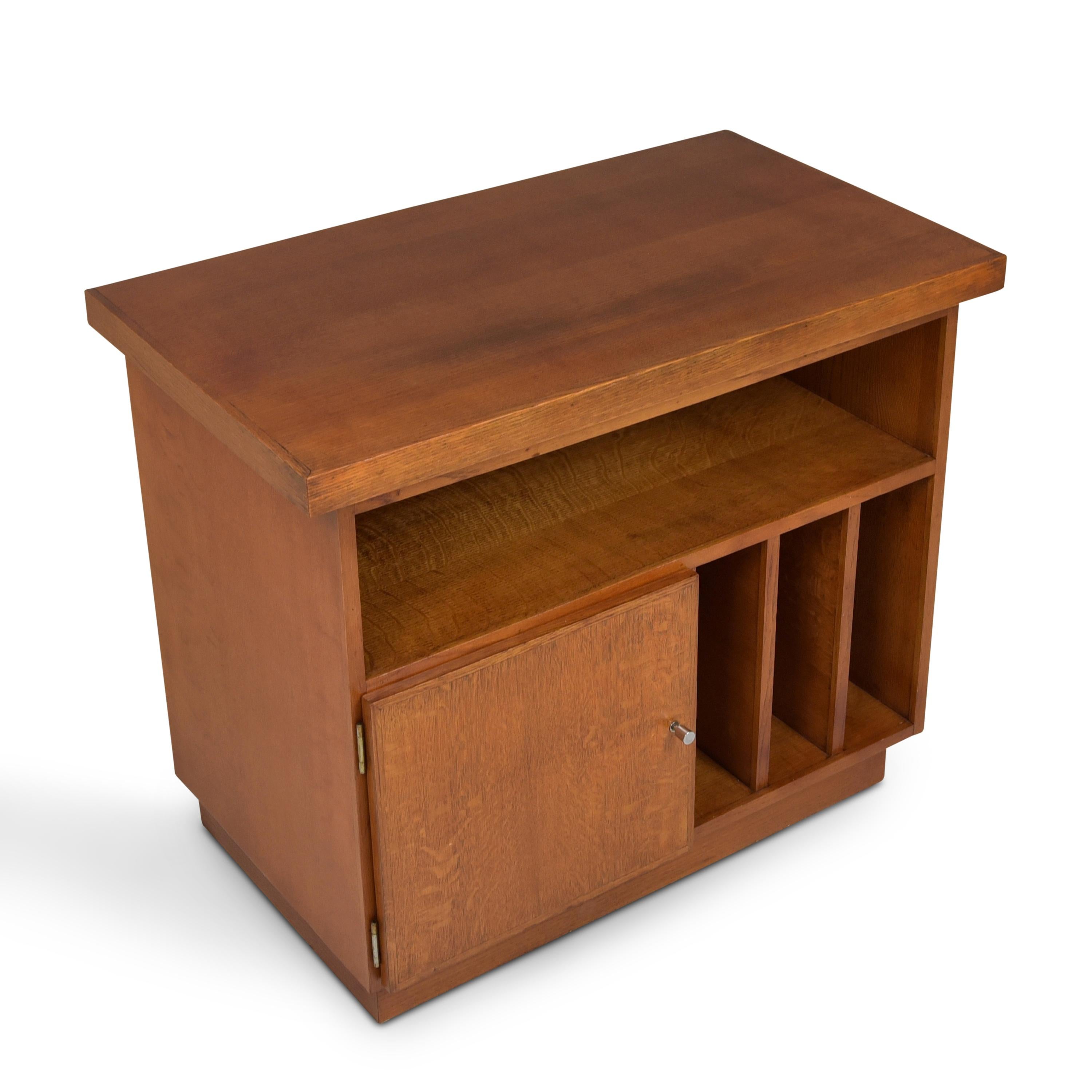 Retro Small HIFI cabinet restored around 1960 Oak TV furniture TV cabinet

Features:
Asymmetric model with one door and several compartments
Extendable and rotatable plate
Timeless, functional design
Rare model

Additional
