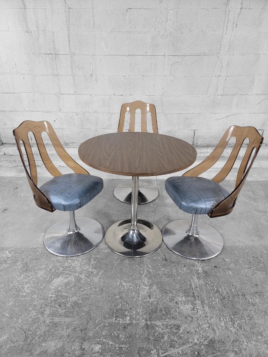 Sedie girevoli da pranzo/sedie retrò A Space Age Tulip Lucite in pelle, set da 3 in vendita 3