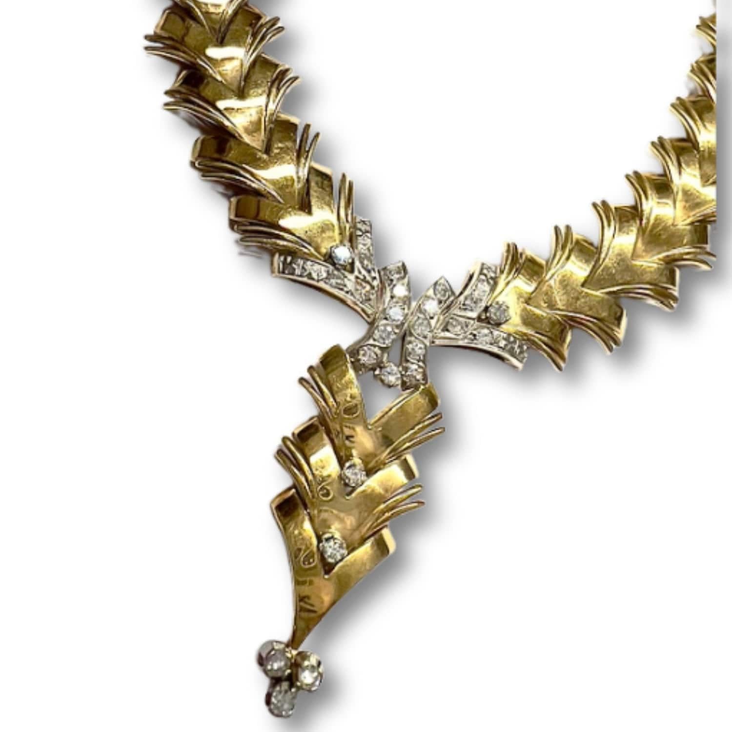 Erhöhen Sie Ihren Stil mit dieser exquisiten Halskette im Retro Spiga Design aus 18-karätigem Gelbgold, die mit funkelnden Diamanten verziert ist. Diese Halskette strahlt Raffinesse und Charme aus und bietet eine zeitlose Eleganz, die zu jedem