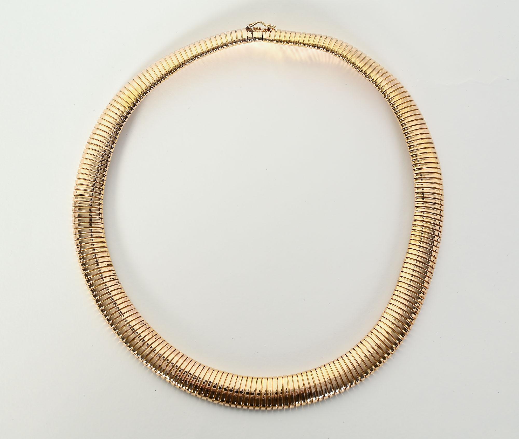 Este collar de espiral elástica, muy popular en la era Retro, también recibe el desafortunado nombre de pipa de gas. El nombre es tan poco atractivo que no podía ponerlo en el título. Esto no afecta en absoluto a la belleza del collar. Este ejemplo