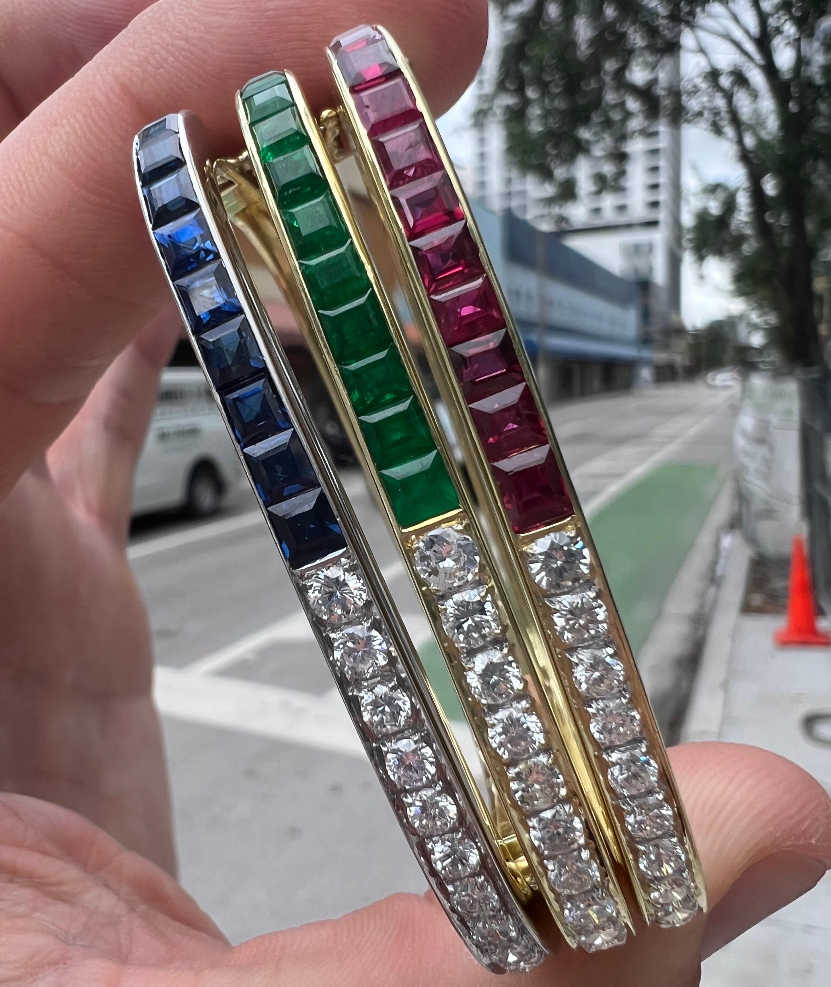    Erstaunliche Retro-Armbänder, die mit leuchtenden Farben glänzen. Die Armbänder sind handgefertigt und haben die Form eines Quadrats, das einem gewöhnlichen Design eine einzigartige Kreation hinzufügt. 
   Die Armbänder sind mit runden Diamanten