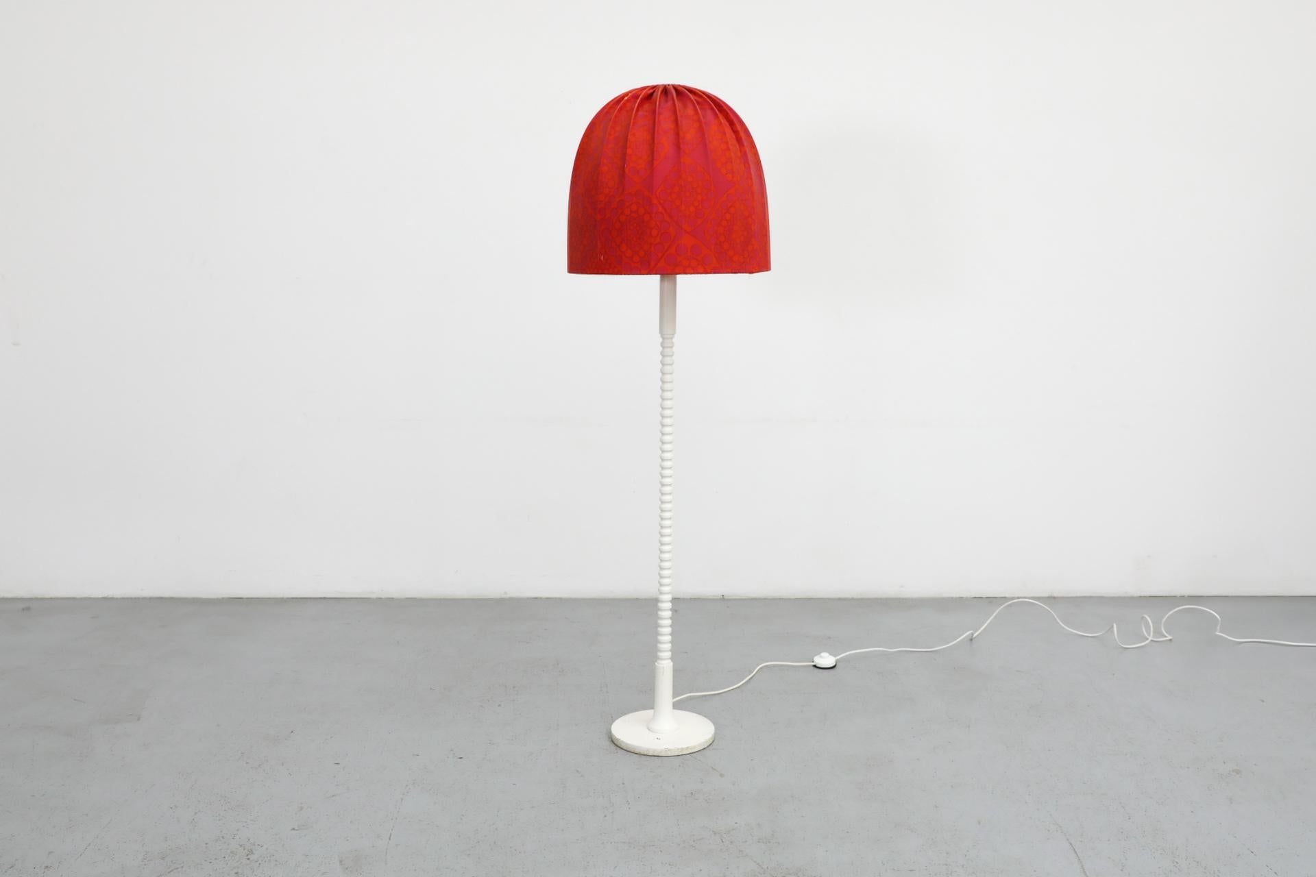 Lampada da terra a stelo di colore bianco con montante in legno intagliato laccato bianco simile a quello dei mobili in stile bobbin e paralume a cupola in Fabrice rossa e arancione degli anni '70. FAVOLOSO? ;) La base è in metallo smaltato. Nuovo
