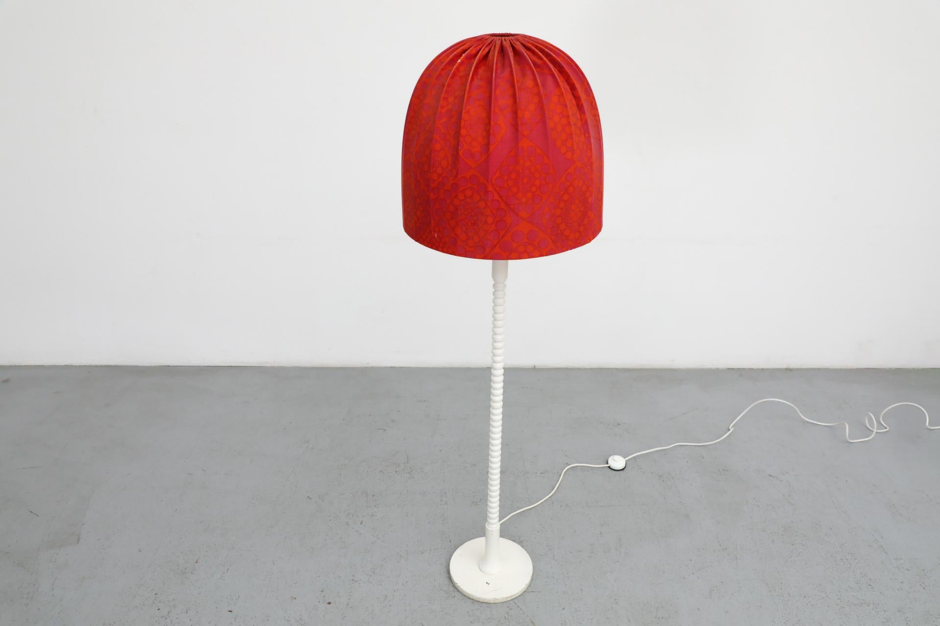 Mid-Century moderno Lampada da terra retrò con stelo a rocchetto e paralume rosso a cupola in vendita