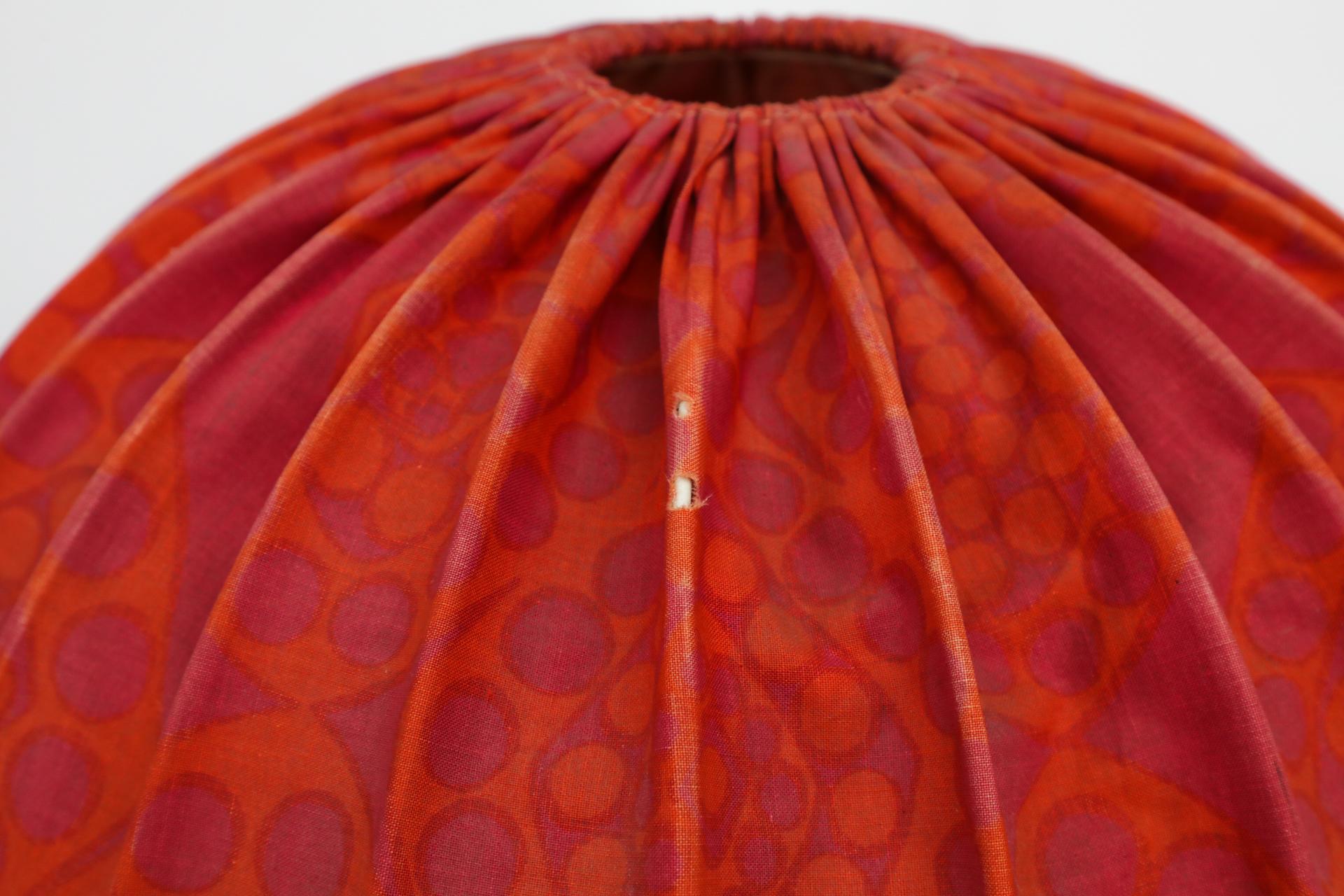 Smaltato Lampada da terra retrò con stelo a rocchetto e paralume rosso a cupola in vendita