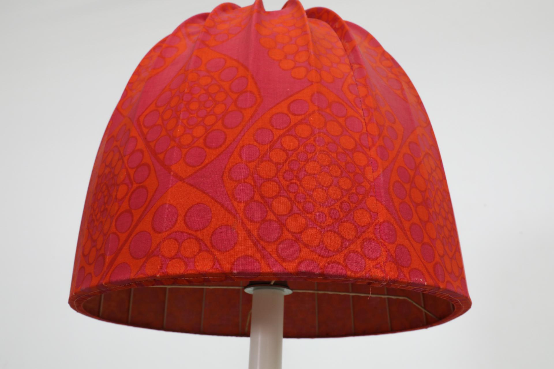 Lampada da terra retrò con stelo a rocchetto e paralume rosso a cupola In condizioni buone in vendita a Los Angeles, CA