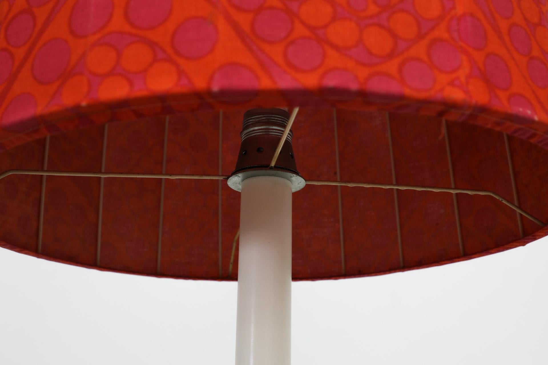 XX secolo Lampada da terra retrò con stelo a rocchetto e paralume rosso a cupola in vendita