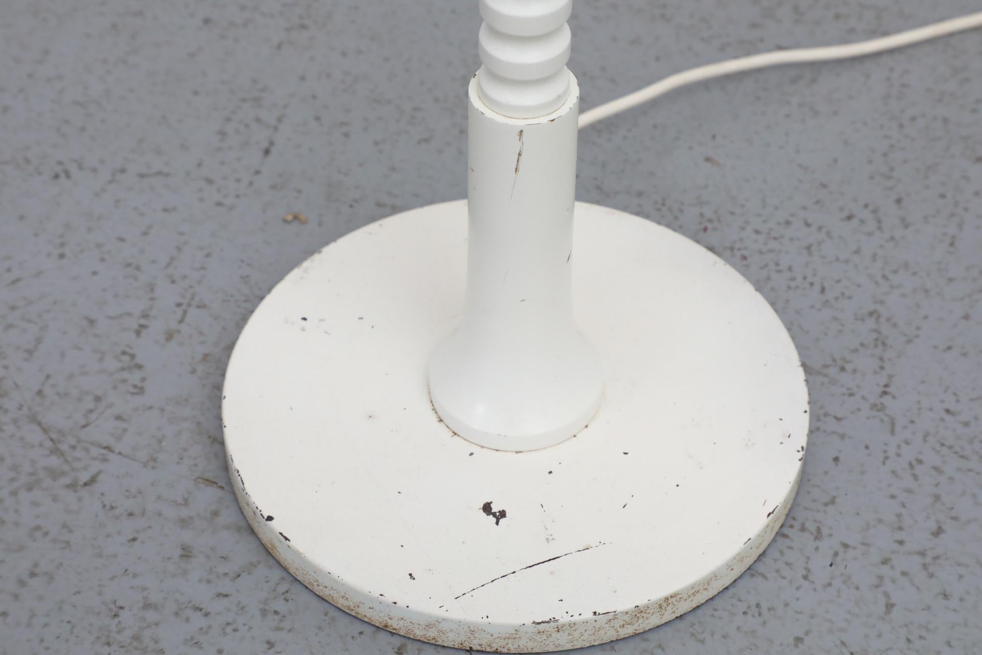 Lampada da terra retrò con stelo a rocchetto e paralume rosso a cupola in vendita 1
