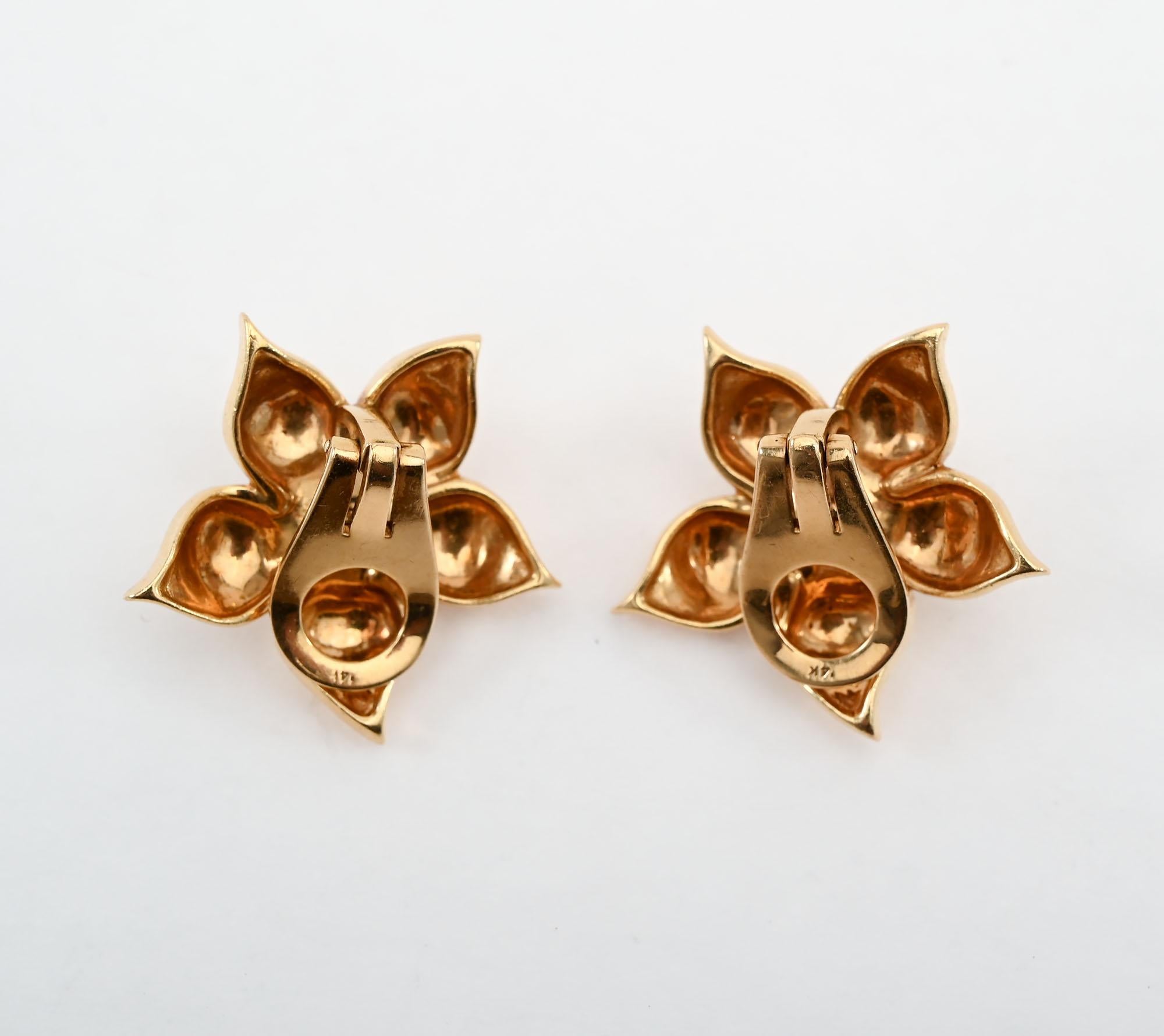 Taglio brillante Orecchini Retro Star Flower con zaffiri e diamanti in vendita