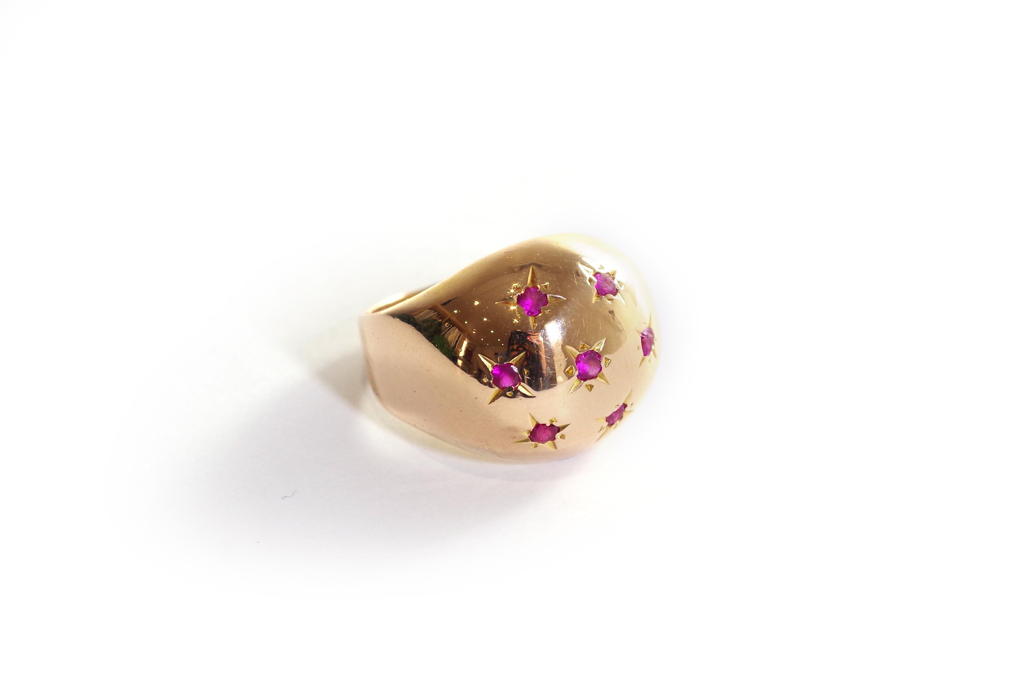 Retro-Sternring mit Rubinbesatz aus 18 Karat Roségold. Eine Rubinkonstellation mit sieben runden synthetischen Rubinen in einer Sternfassung. Vintage-Ring aus den 1950er Jahren. 

Fingergröße: 47 EU oder 4 US (kann in der Größe angepasst