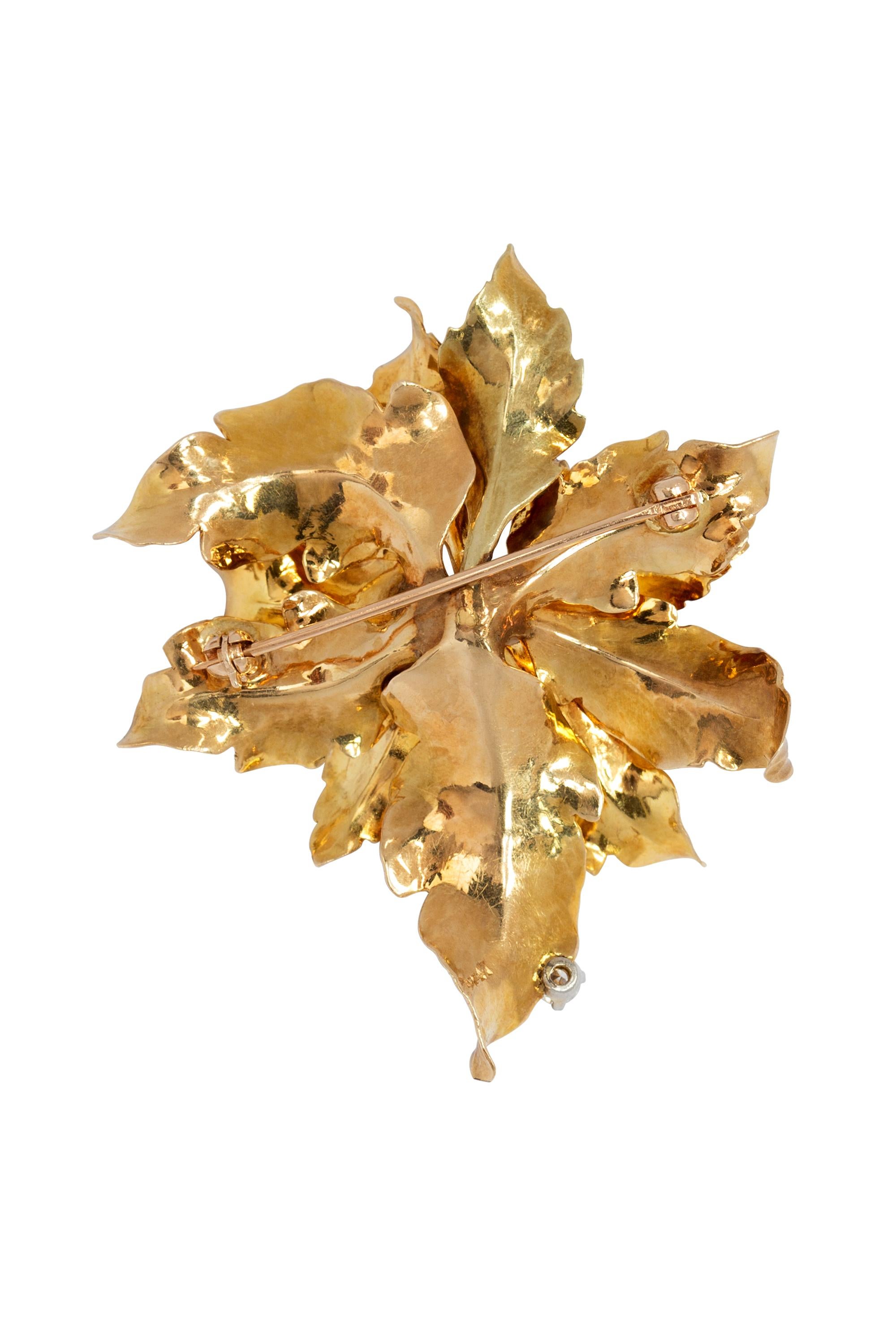 Taille ronde Broche feuille vintage de style rétro en or jaune 14 carats et diamants en vente
