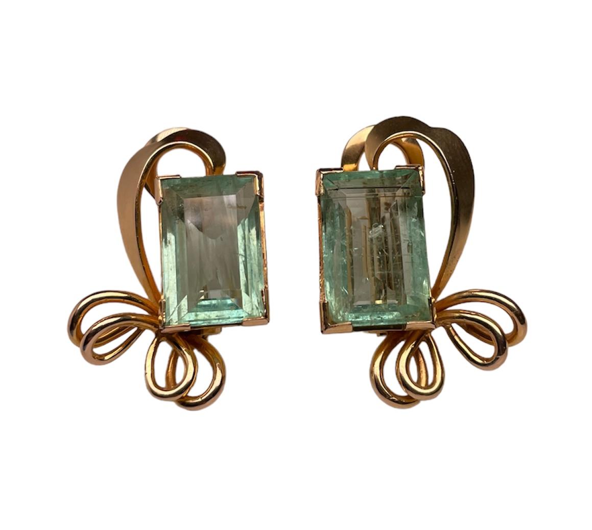 Retro Style 14k Yellow Gold Pair Of Light Green Emerald Earrings For Sale 2
