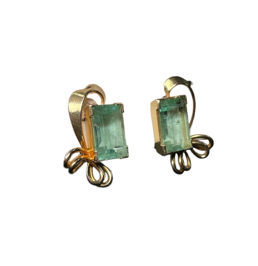Retro Style 14k Yellow Gold Pair Of Light Green Emerald Earrings For Sale 3