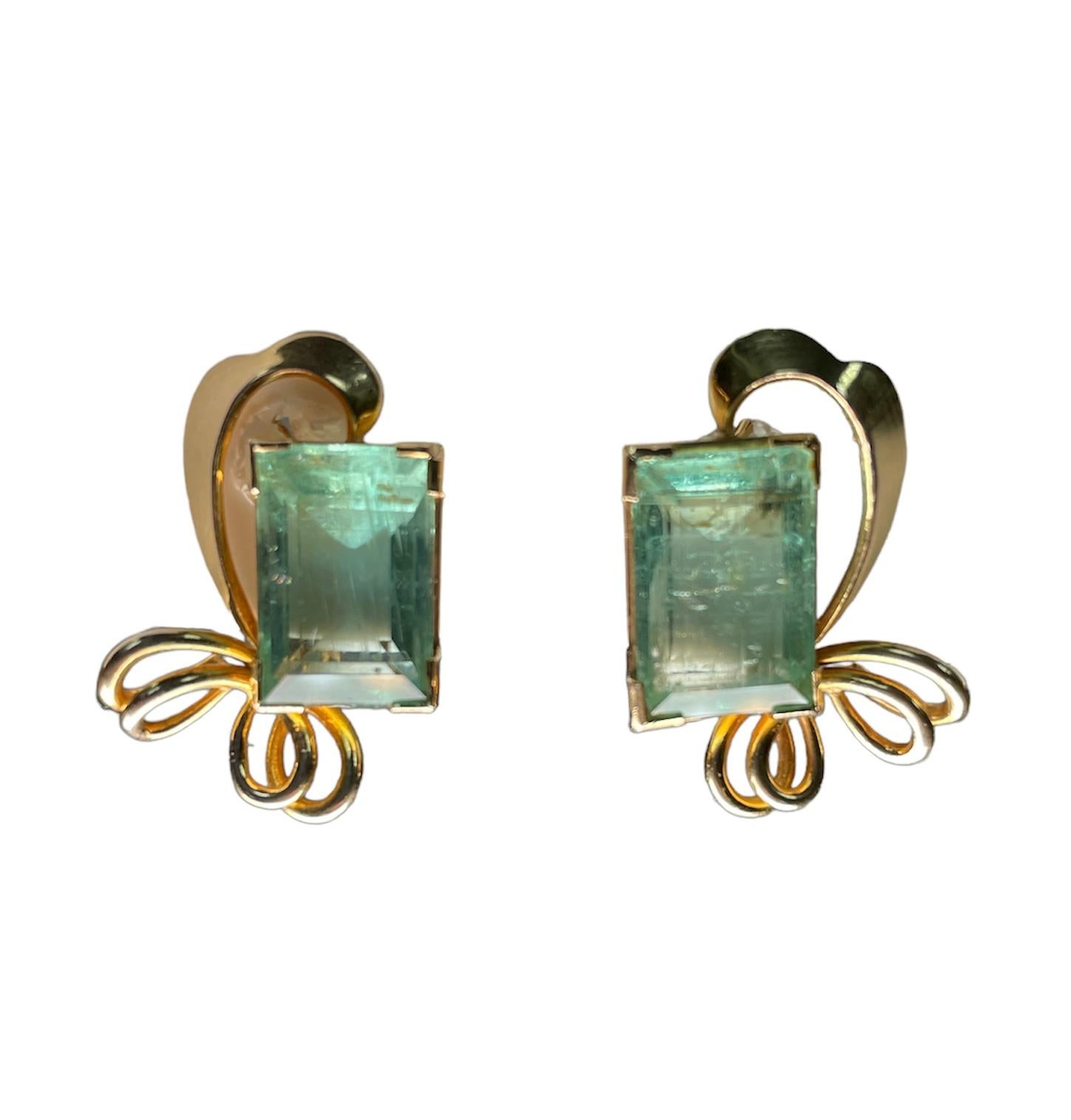 Retro Style 14k Yellow Gold Pair Of Light Green Emerald Earrings For Sale 4