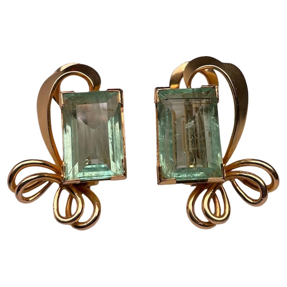 Retro Style 14k Yellow Gold Pair Of Light Green Emerald Earrings For Sale