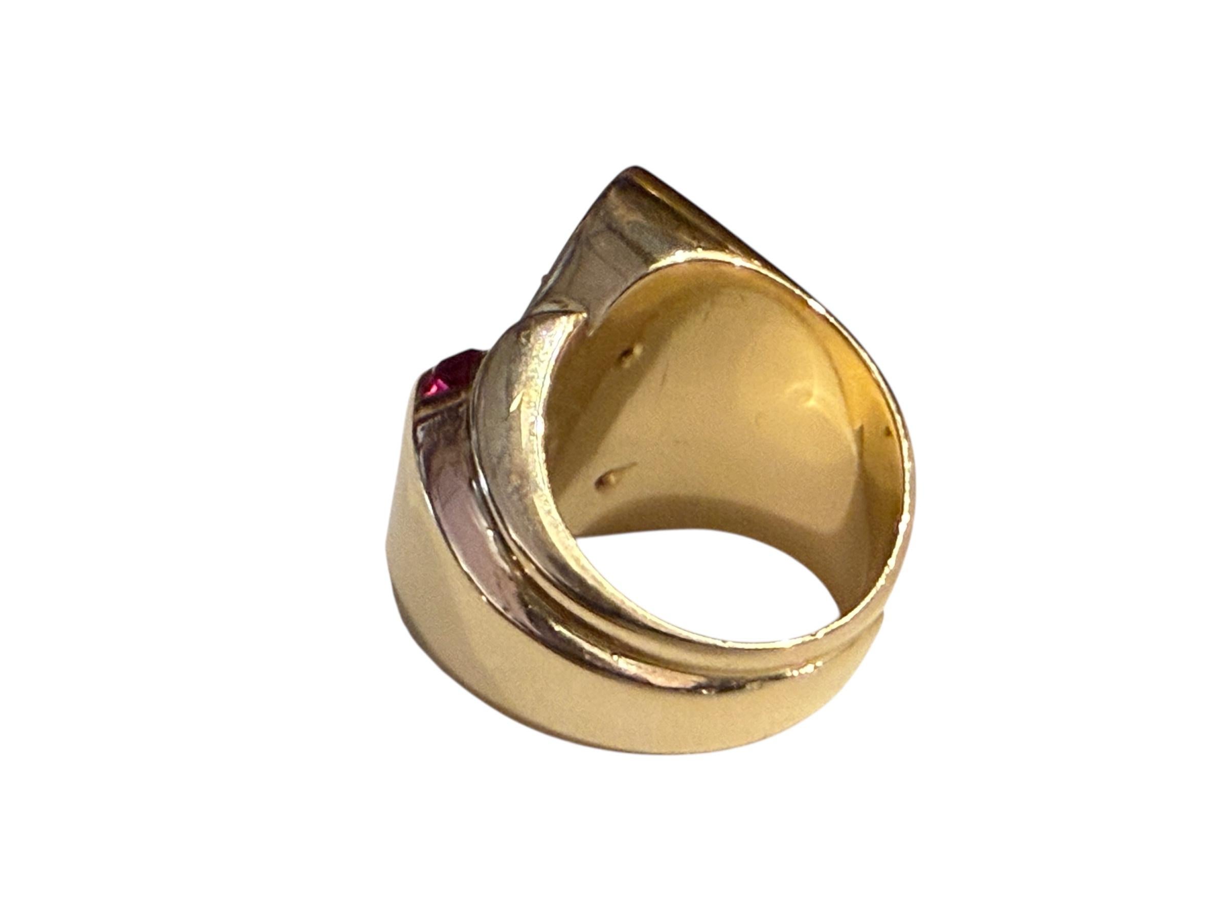 Taglio brillante Anello a forma di carro armato o di coniglietto in oro 18 carati in stile retrò in vendita