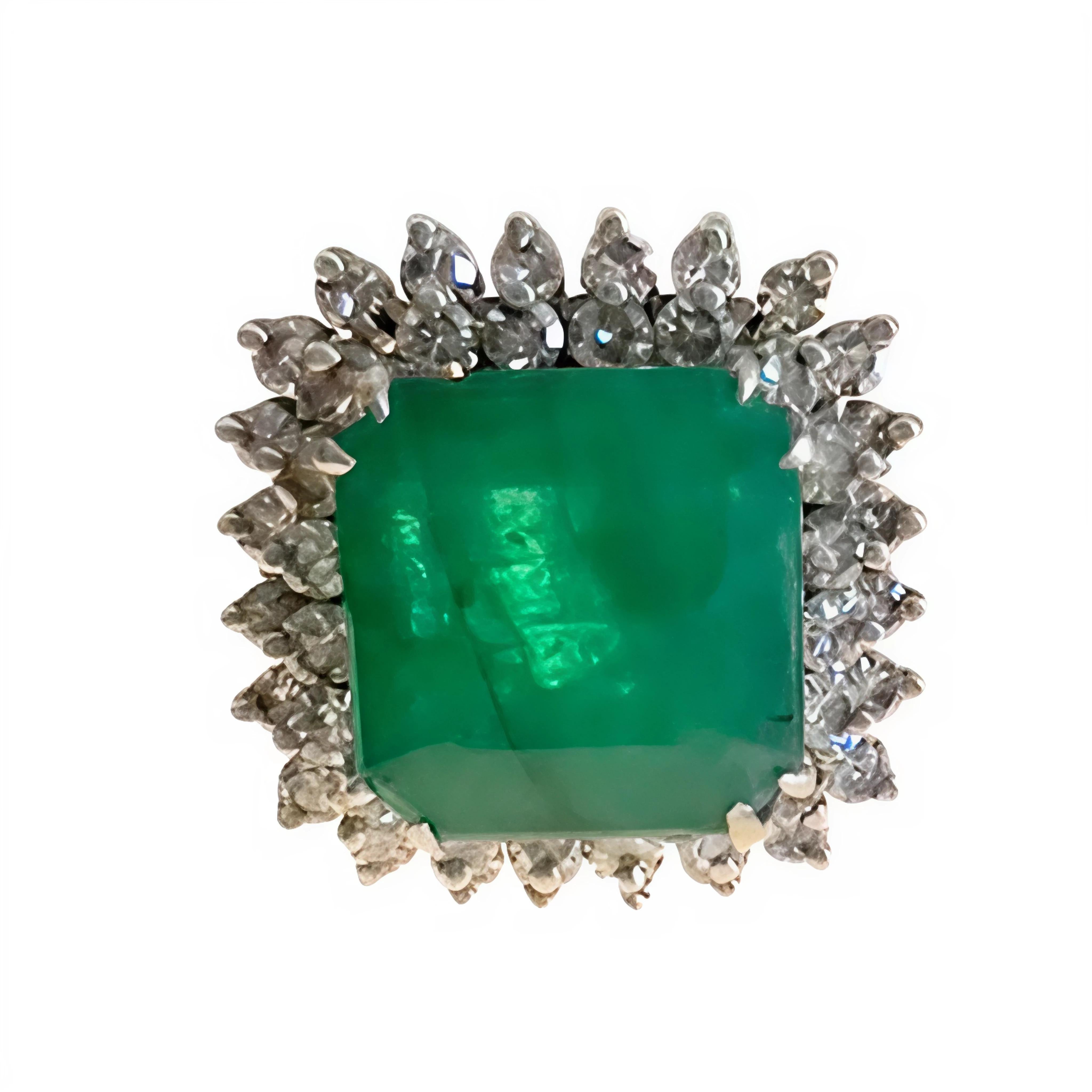 Eleganter Ring aus dem Jahr 1945, gefertigt aus reichem 18-karätigem Gelbgold. In der Mitte befindet sich ein auffälliger Smaragd im Smaragdschliff, umgeben von einem Halo aus brillanten Diamanten im Einzelschliff. Ein kühnes und zeitloses